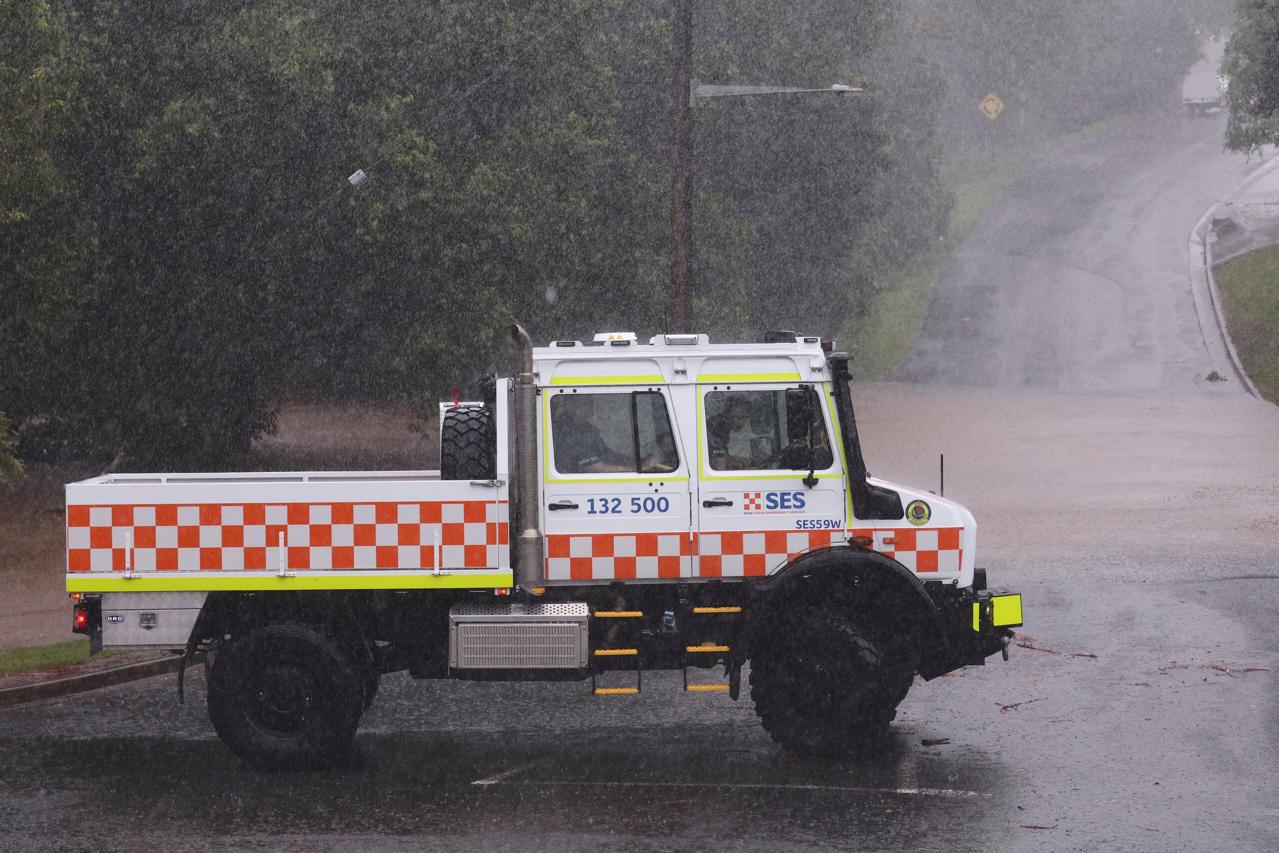 Un vehículo de los Servicios Estatales de Emergencia bloquea un camino inundado en Lismore, en el norte de Nueva Gales del Sur.