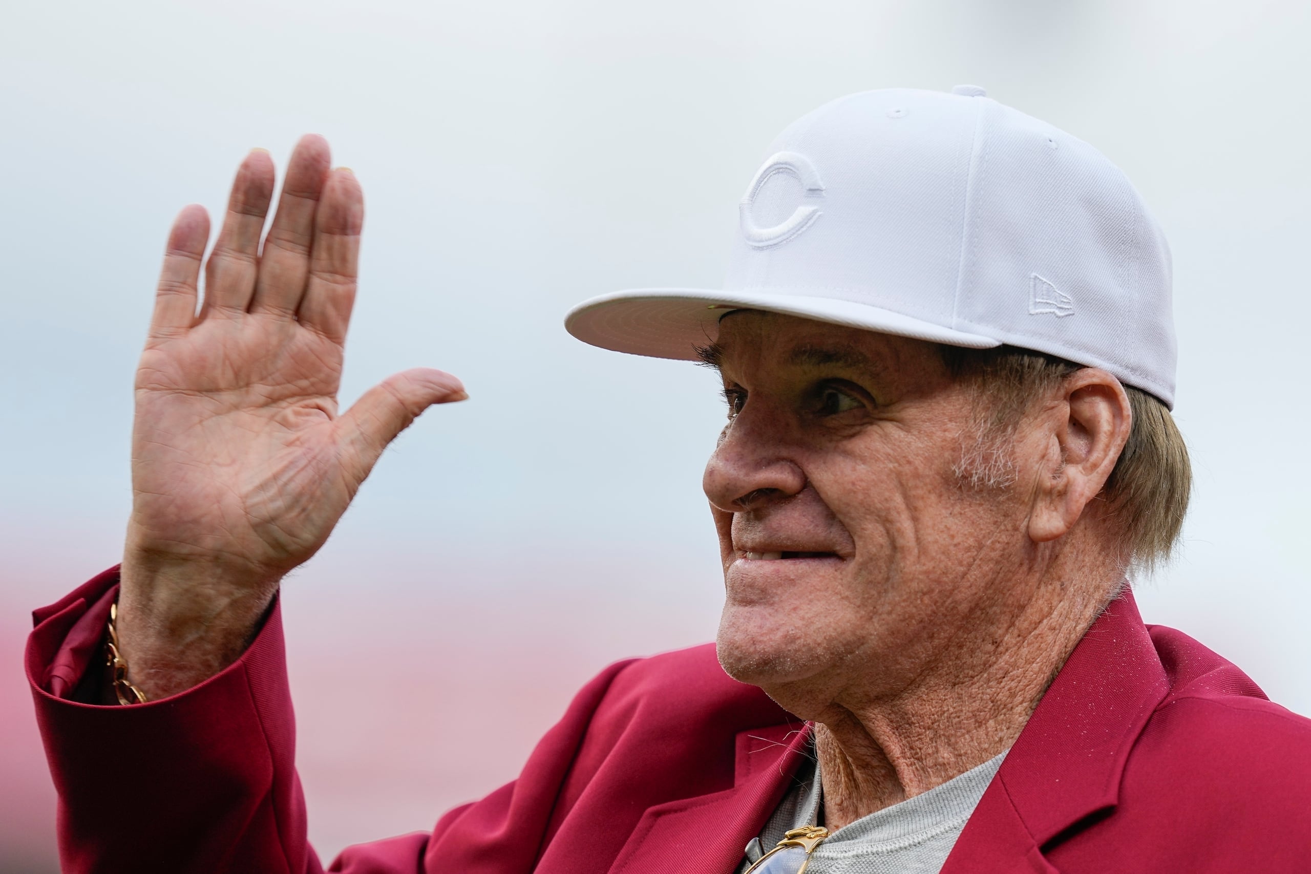 Pete Rose saluda a los aficionados de los Reds de Cincinnati al ser exaltado al Salón de la Fama del equipo, el 15 de julio de 2023. El líder de hits de todos los tiempos falleció en septiembre del año pasado, de 83 años.