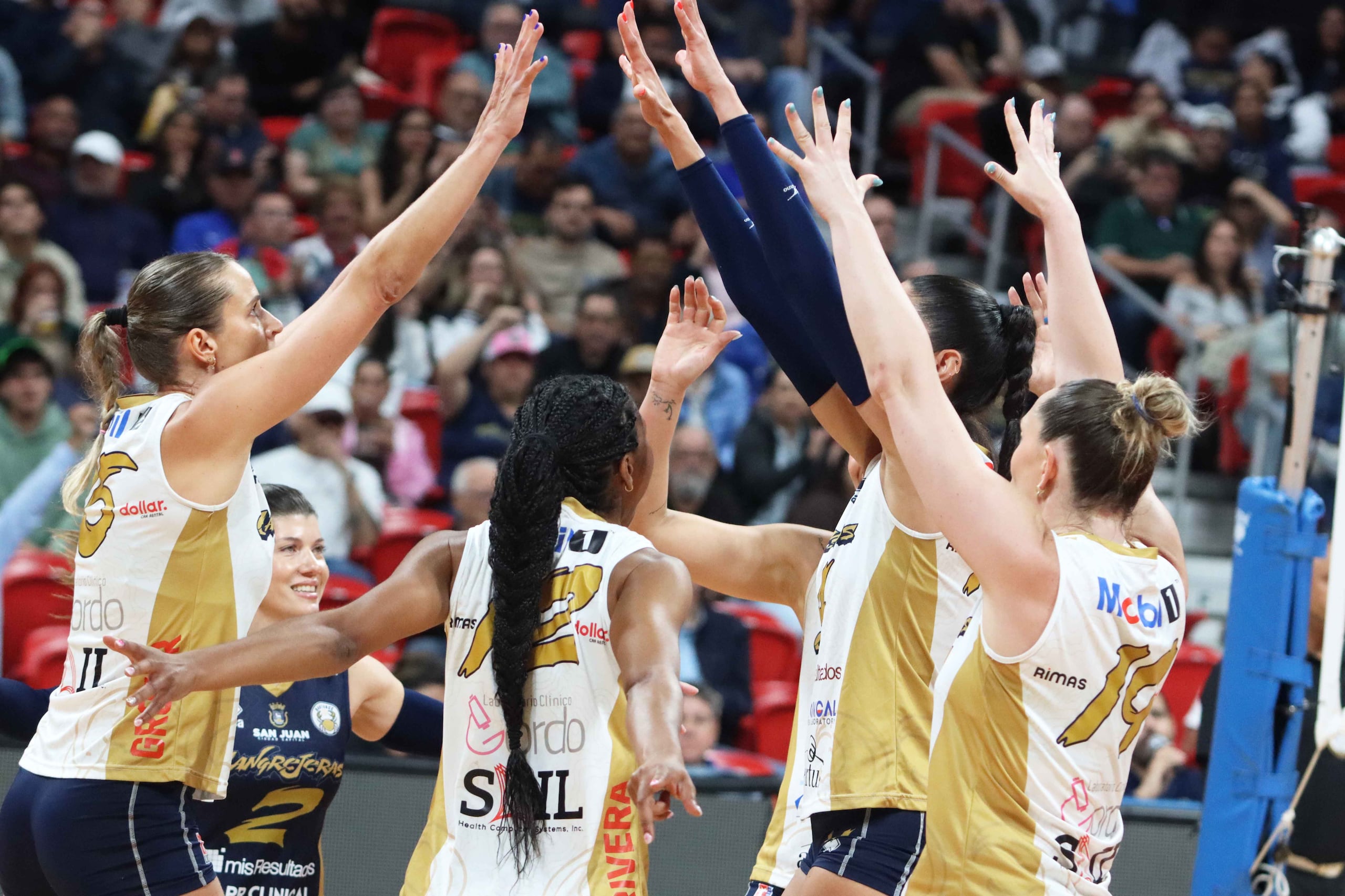 Las Cangrejeras celebran su tercera victoria en la serie final.