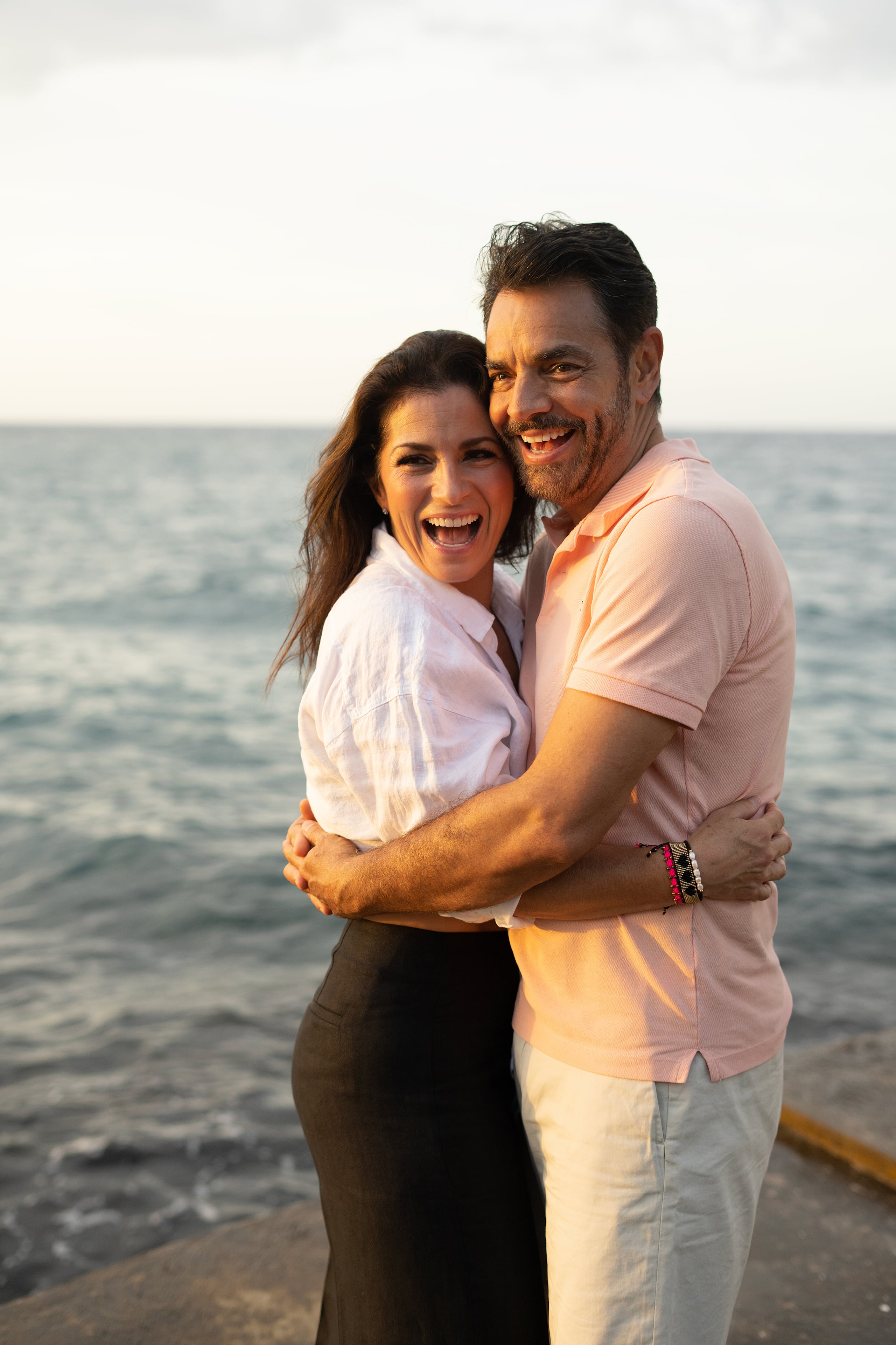 Eugenio Derbez (d) acompañado de la cantante Alessandra Rosaldo (EFE)