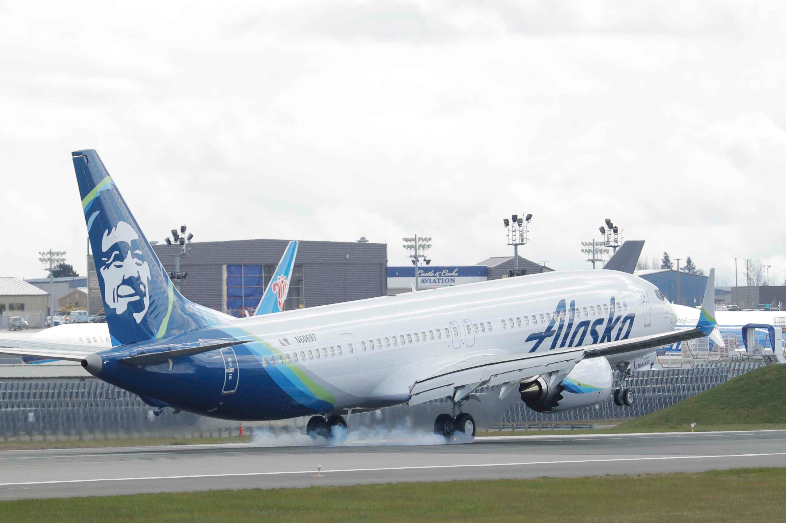 Fotografía de archivo del 23 de marzo de 2020 de un Boeing 737-9 Max de Alaska Airlines aterrizando en Paine Field cerca de la fábrica de Boeing en Everett, Washington, al norte de Seattle. (AP/Ted S. Warren)