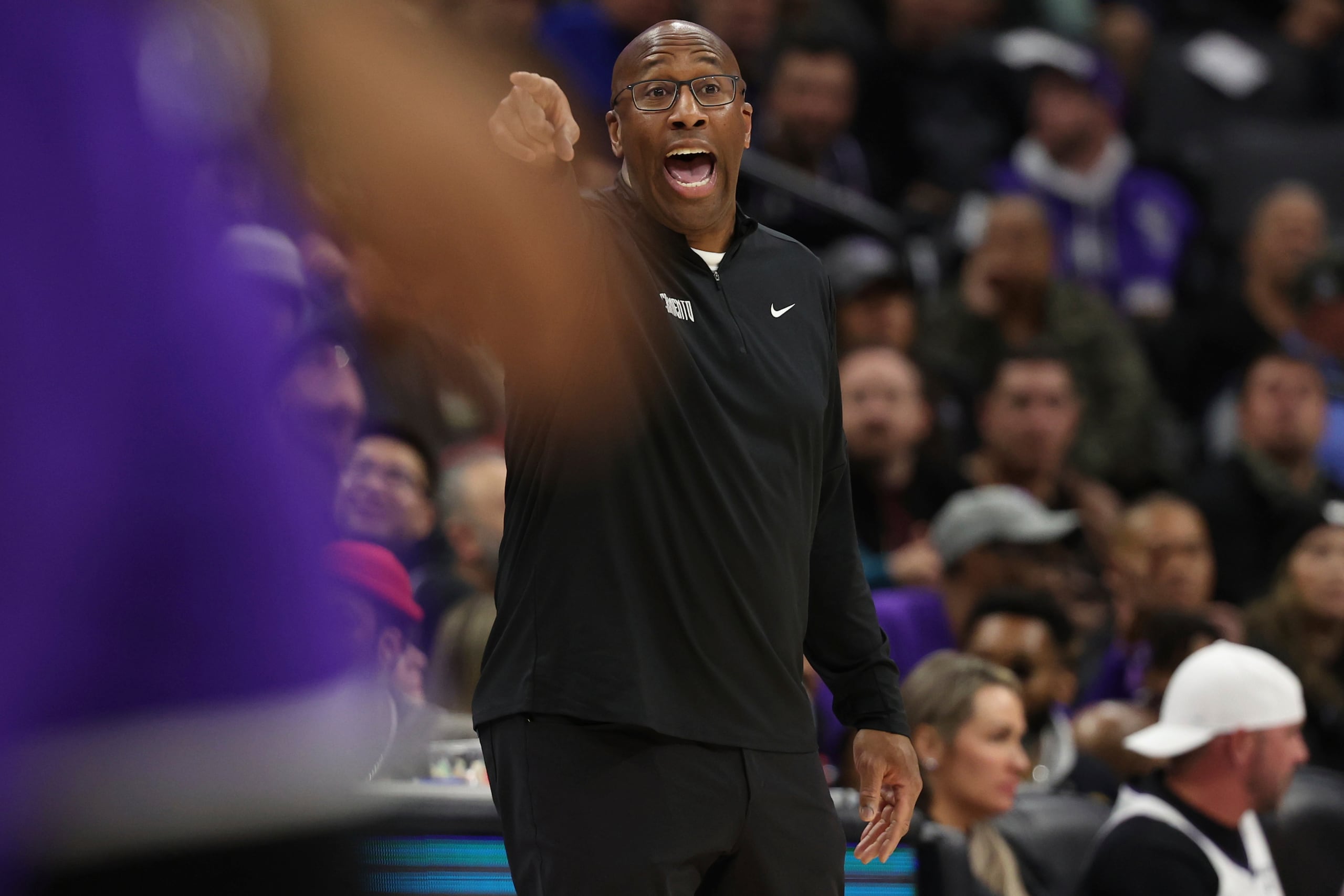 Mike Brown, exdirigente de los Kings de Sacramento, durante un partido contra los Lakers de Los Ángeles, el 19 de diciembre.