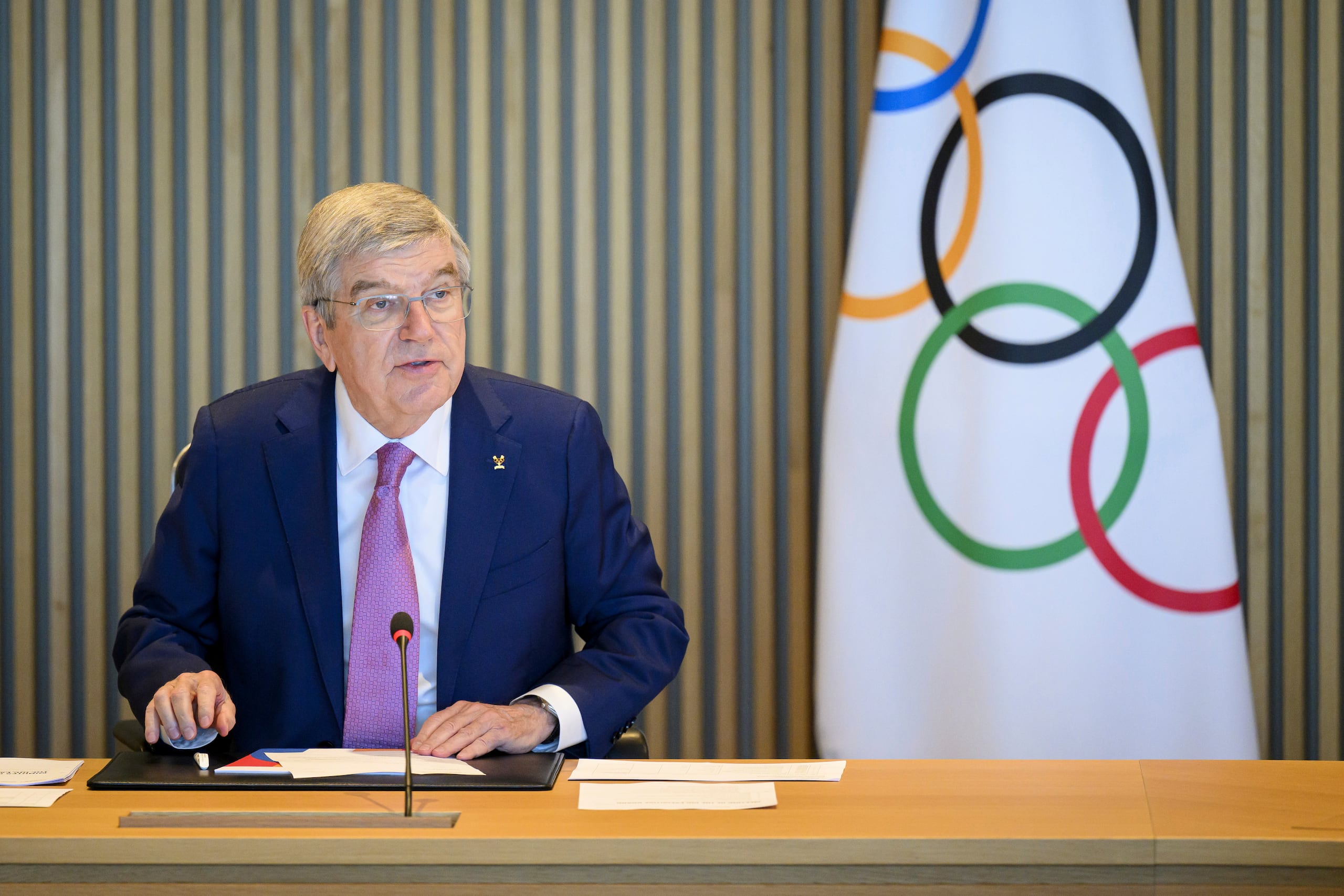 El presidente del COI Thomas Bach durante la apertura de la reunión del comité ejecutivo del Comité Olímpico Internacional, el 19 de marzo de 2024, en Lausana, Suiza. (Laurent Gillieron/Keystone vía AP)