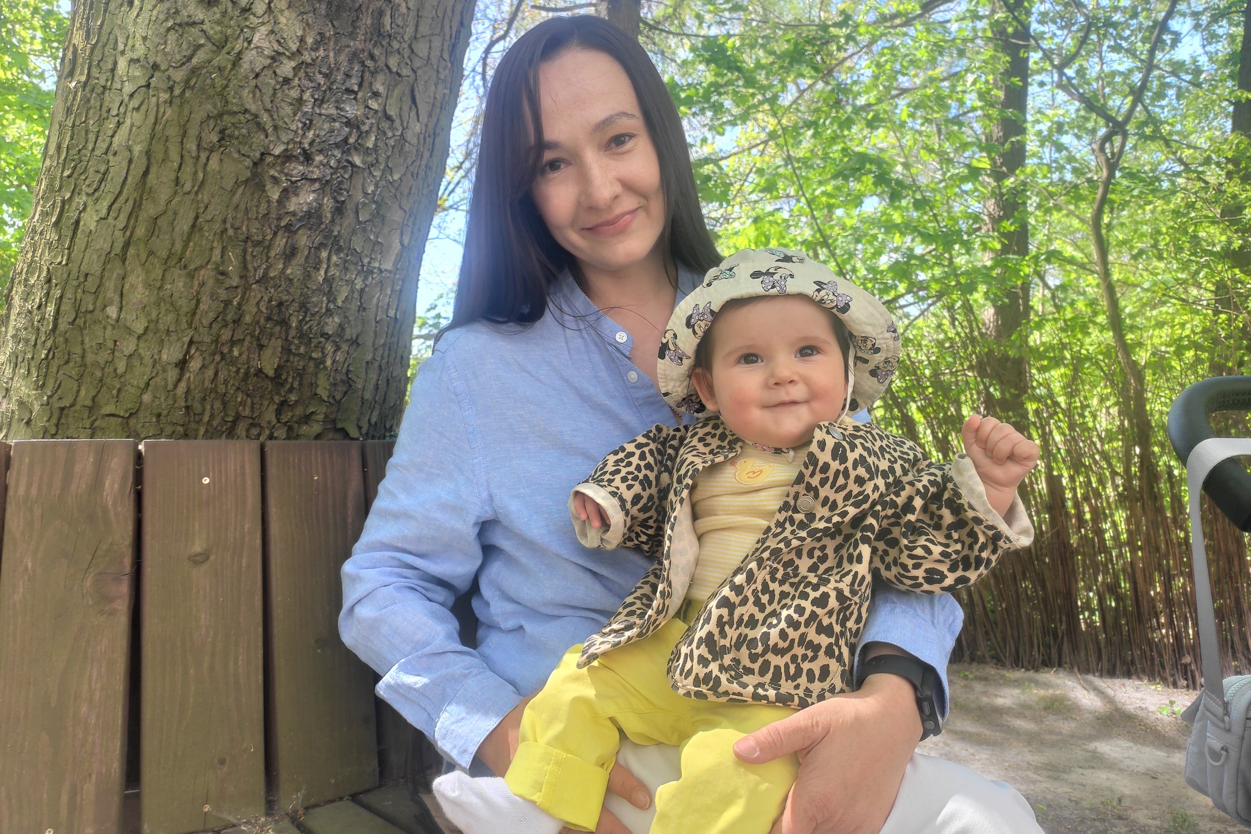 La ucraniana Irina Farion, viuda de 40 años, junto a su hija Oleksandra, nacida casi tres años después de la muerte del padre de la niña en la defensa contra Rusia. EFE/Rostyslav Averchuk