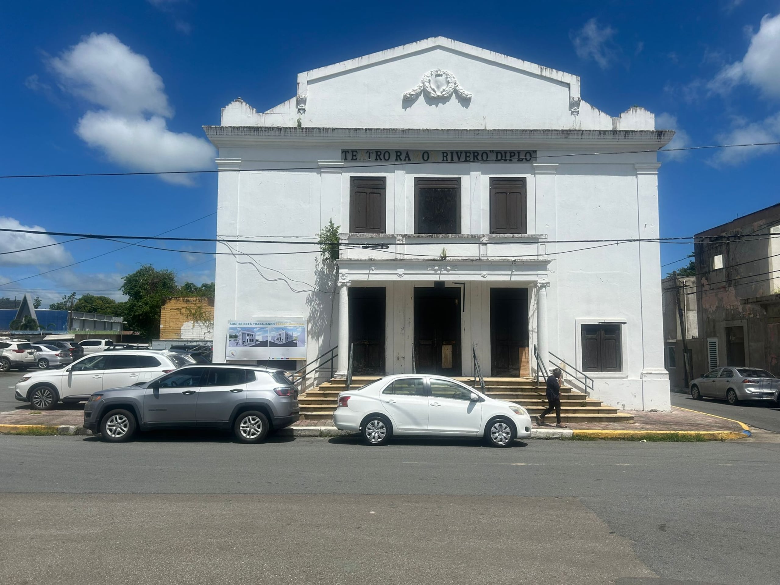 No se han terminado las reparaciones del Teatro Ramón Rivera "Diplo".