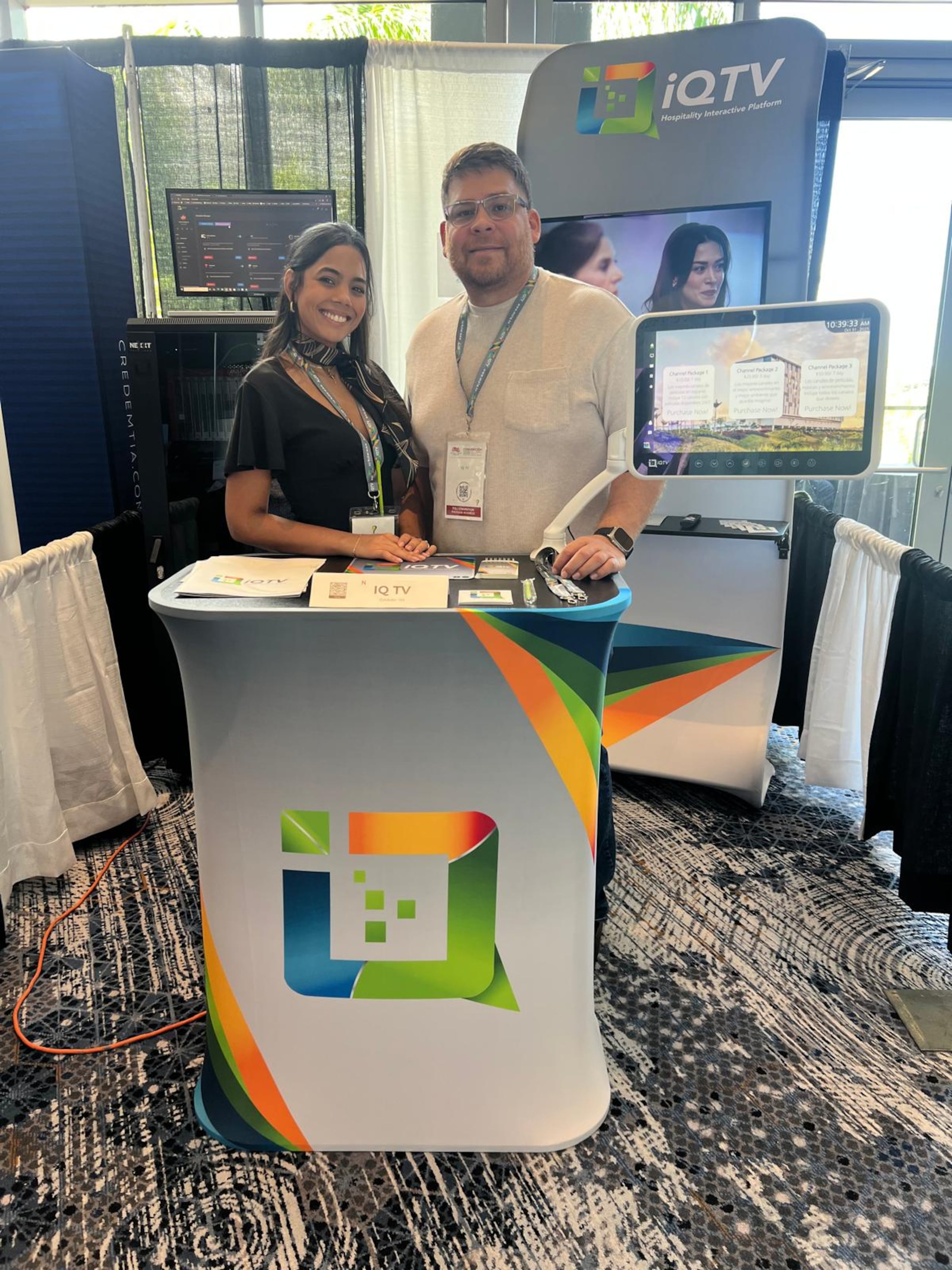 IQTV integra en una sola plataforma canales de televisión, servicios de streaming, menús interactivos, información personalizada y herramientas de comunicación directa.