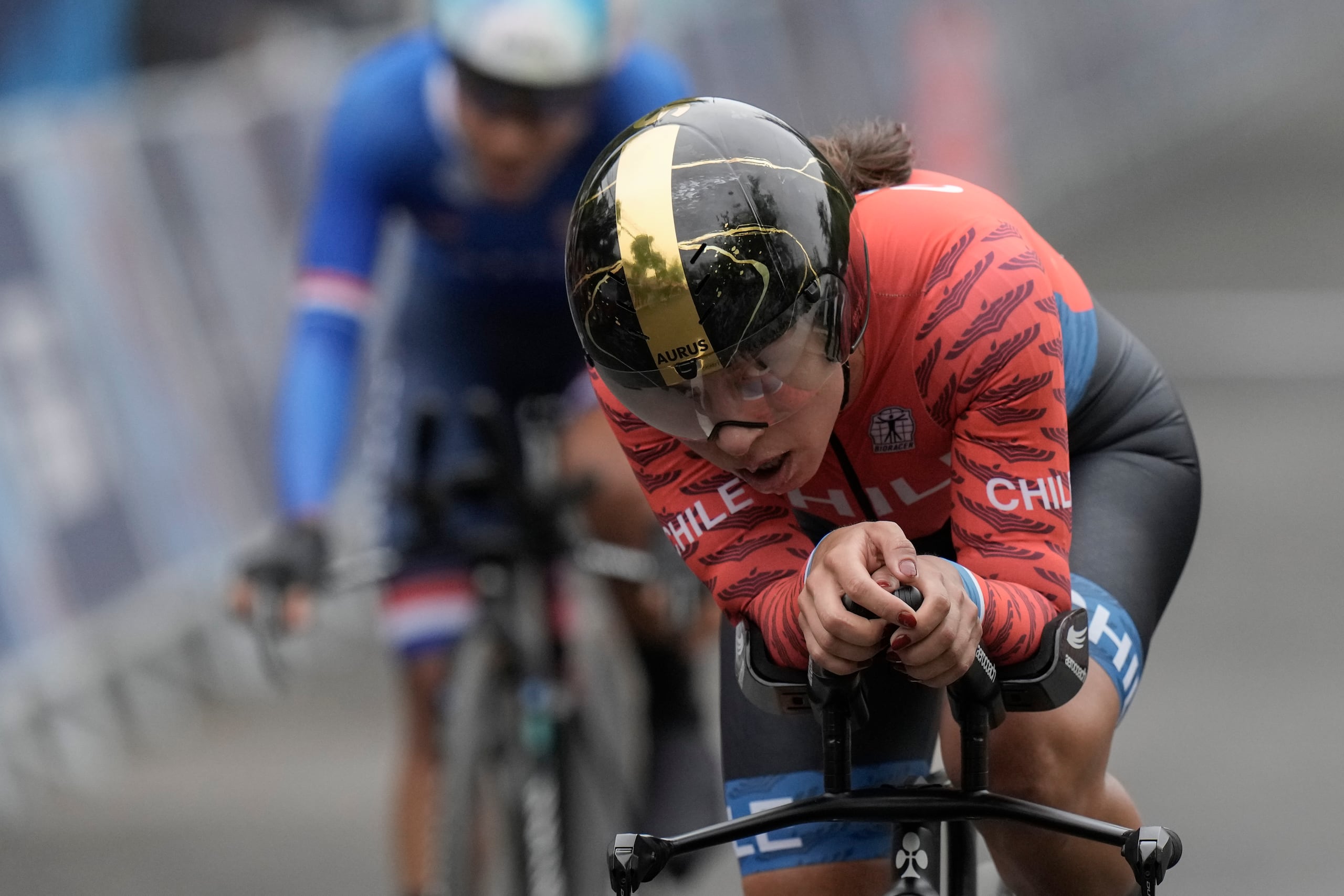 La chilena Aranza Villalón pedalea en la prueba de ciclismo individual de ruta contrarreloj de los Juegos Panamericanos en Isla de Maipo, Chile.
