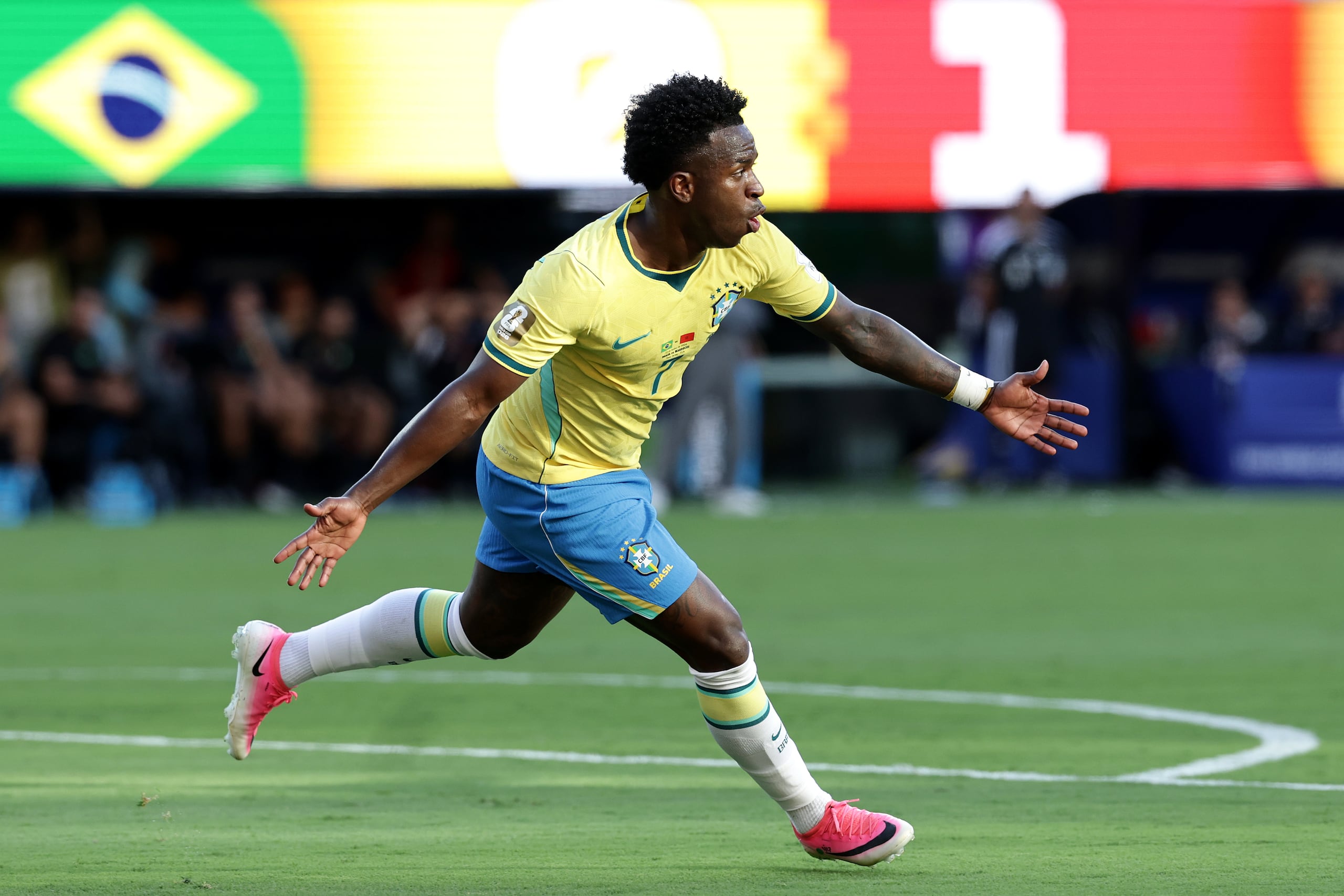 Vinícius Júnior, de Brasil, celebra tras anotar un gol ante Marruecos en el Mundial.