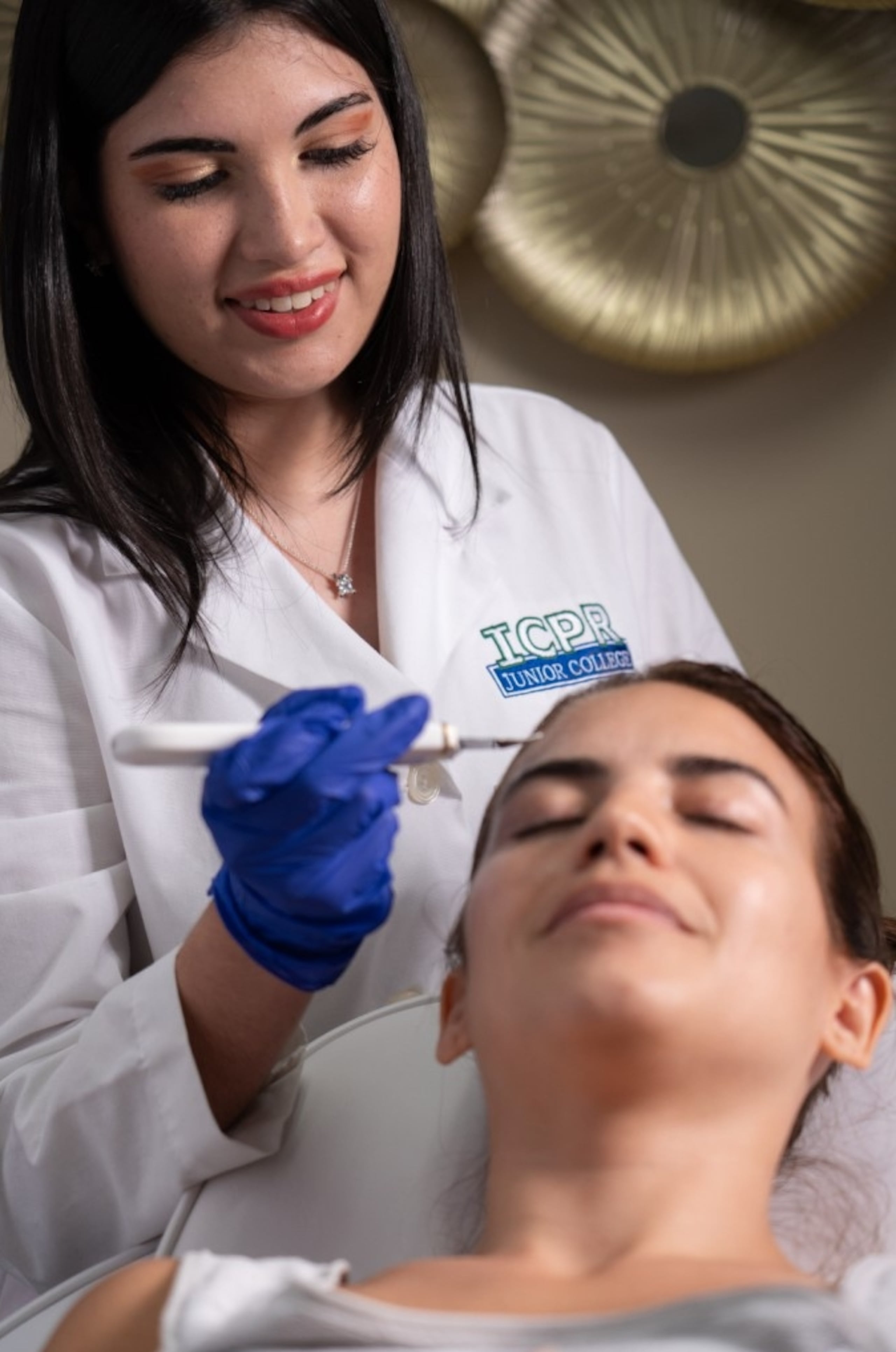 El programa de estética de ICPR Junior College El programa está diseñado para brindar los conocimientos y las herramientas necesarias en las áreas de bioseguridad, aparatología, química cosmética y ciencias de la piel en corto tiempo.
