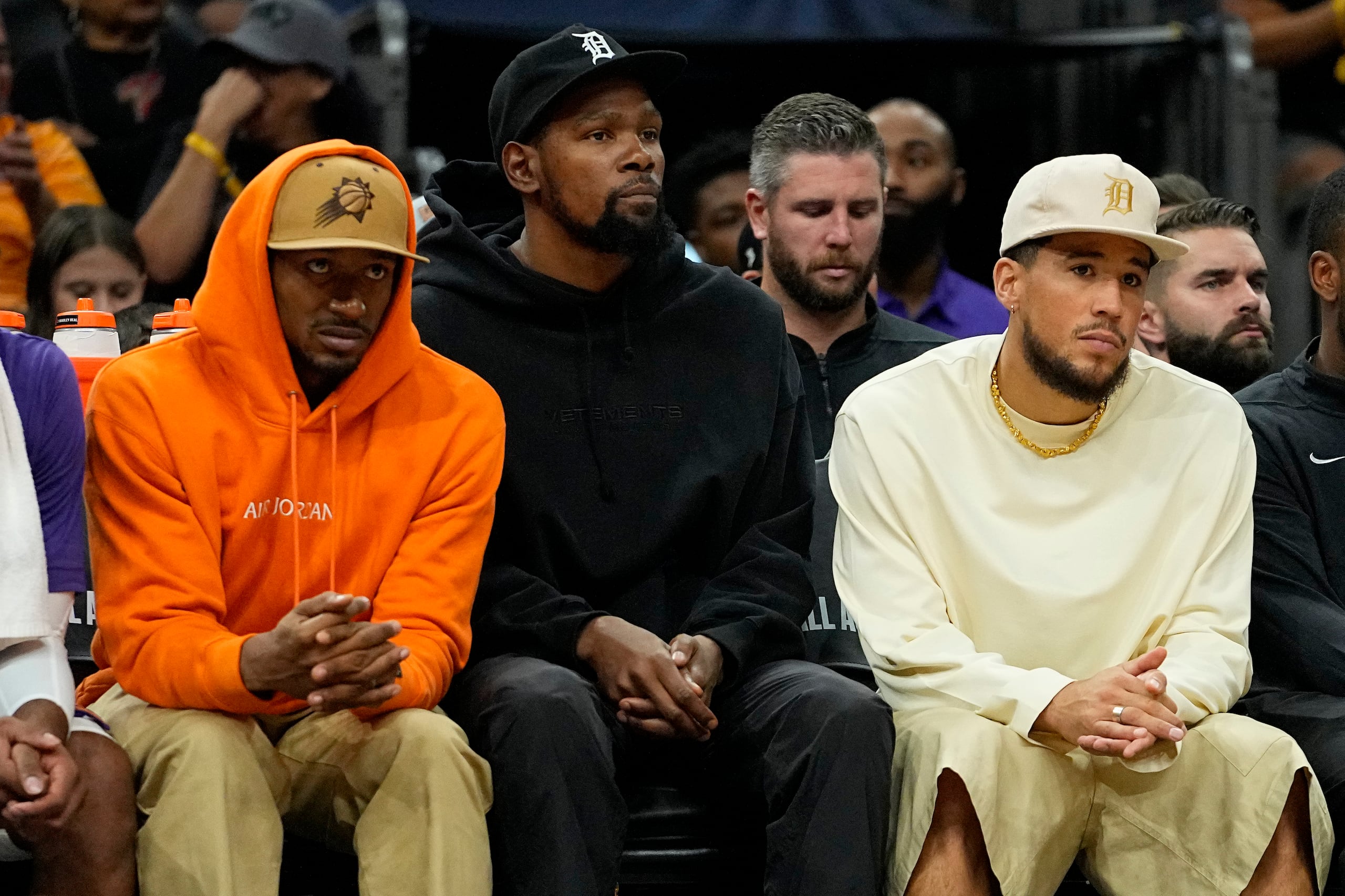 De izquierda a derecha, Bradley Beal, Kevin Durant y Devin Booker durante un partido de pretemporada de los Suns de Phoenix.