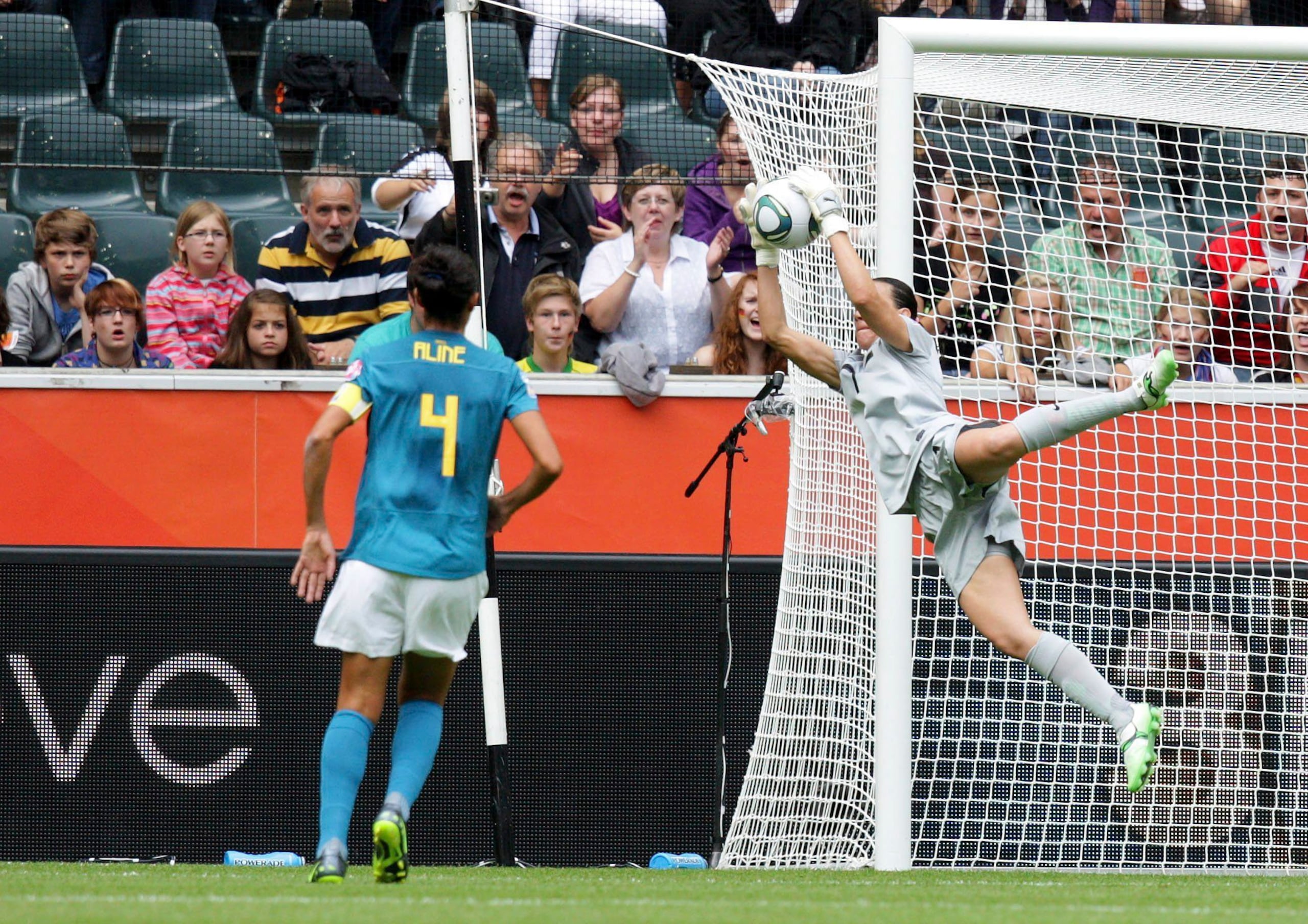 Fotografía de archivo, tomada el 29/6/2011, que muestra una jugada en el Campeonato Mundial de Fútbol Femenino de la FIFA en Moenchengladbach, Alemania. EFE/ROLF VENNENBERND