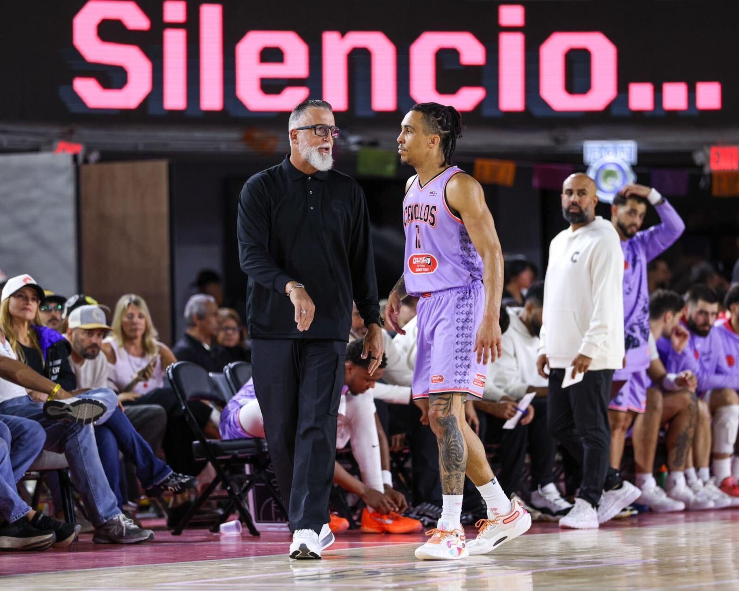 Travis Trice escucha instrucciones del dirigente Wilhelmus Caanen.