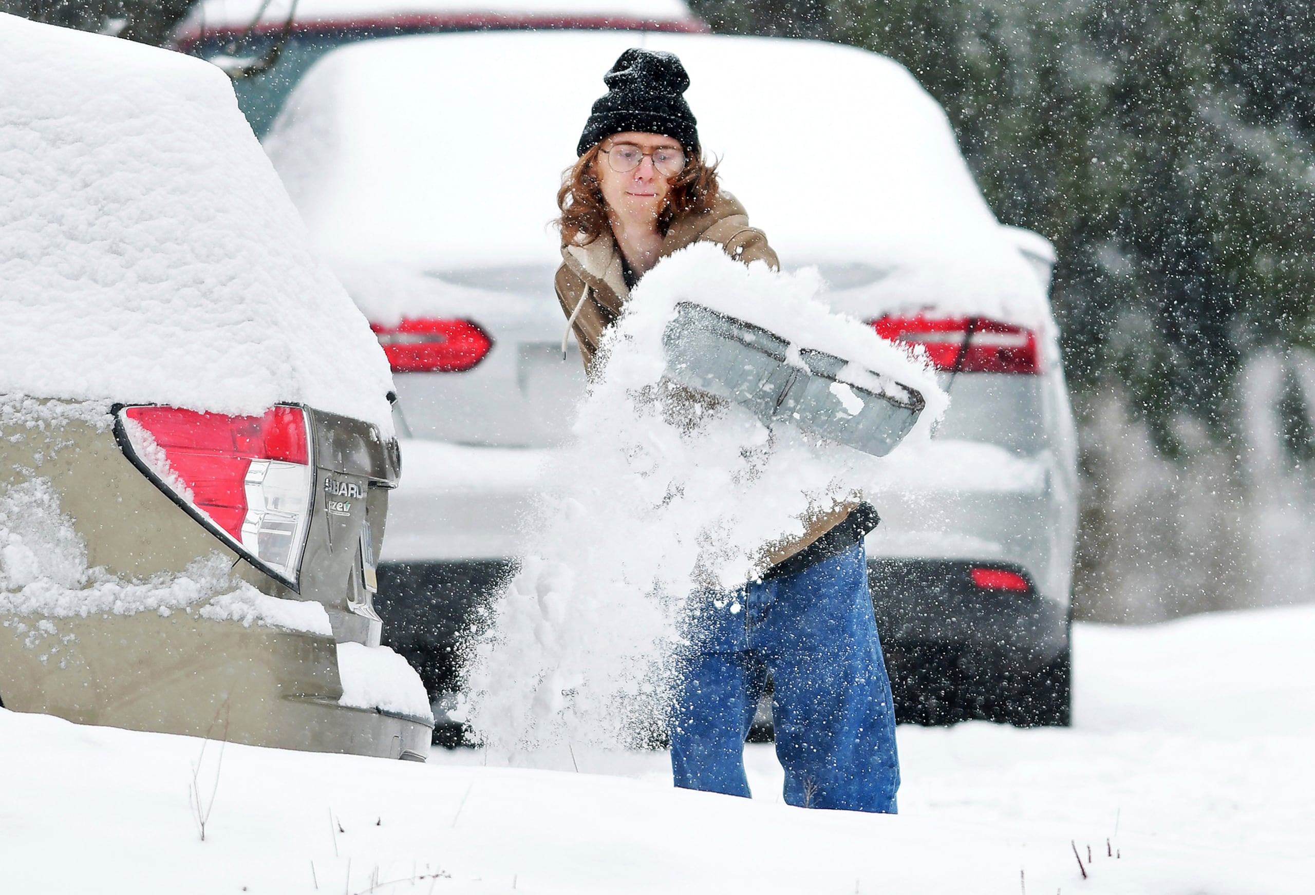 Elijah Minahan, de Johnstown, Pensilvania., retira la nieve del frente de su casa en el vecindario de Westmont al tiempo que las bajas temperaturas y las nevadas azotan la región, el viernes 3 de enero de 2025. (Thomas Slusser/The Tribune-Democrat vía AP)