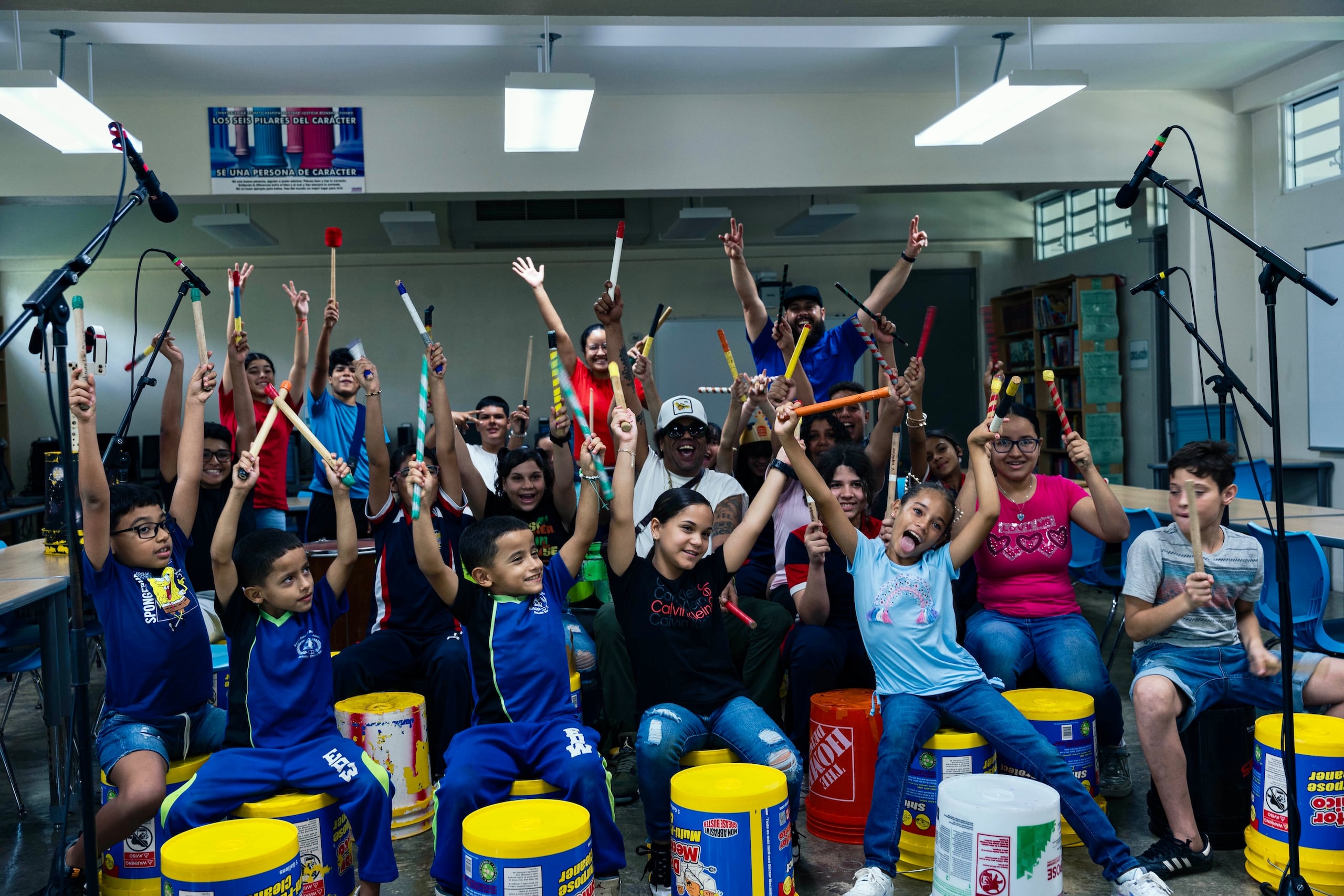 Alumnos del programa "Emprende con Ritmo" llegaron a la Escuela Rafael Irizarry Rivera de Peñuelas para grabar el video musical de Pirulo y Ñejo.