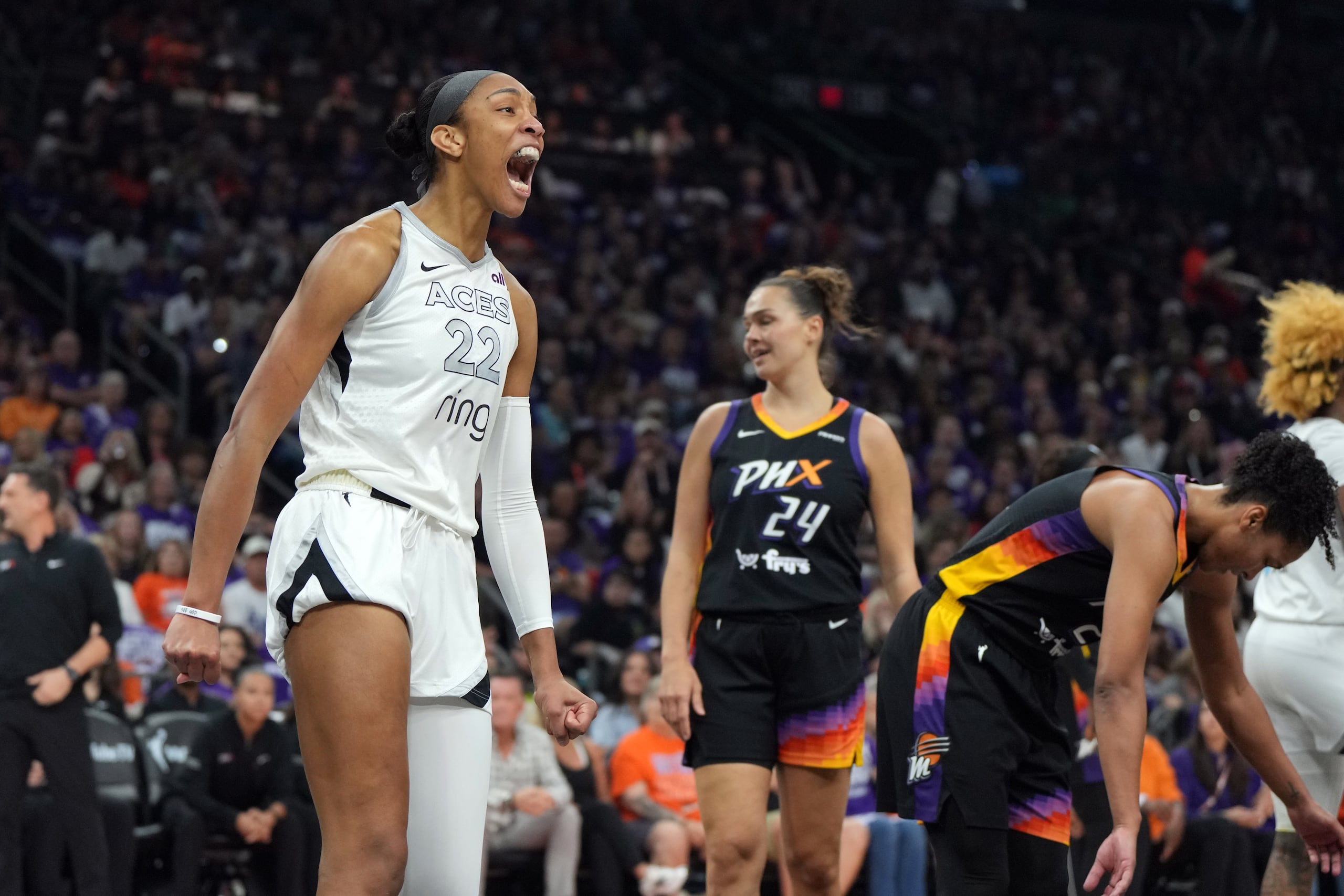 A'ja Wilson, de las Aces de Las Vegas, festeja tras encestar ante el Mercury de Phoenix en el cuarto partido de las Finales de la WNBA.