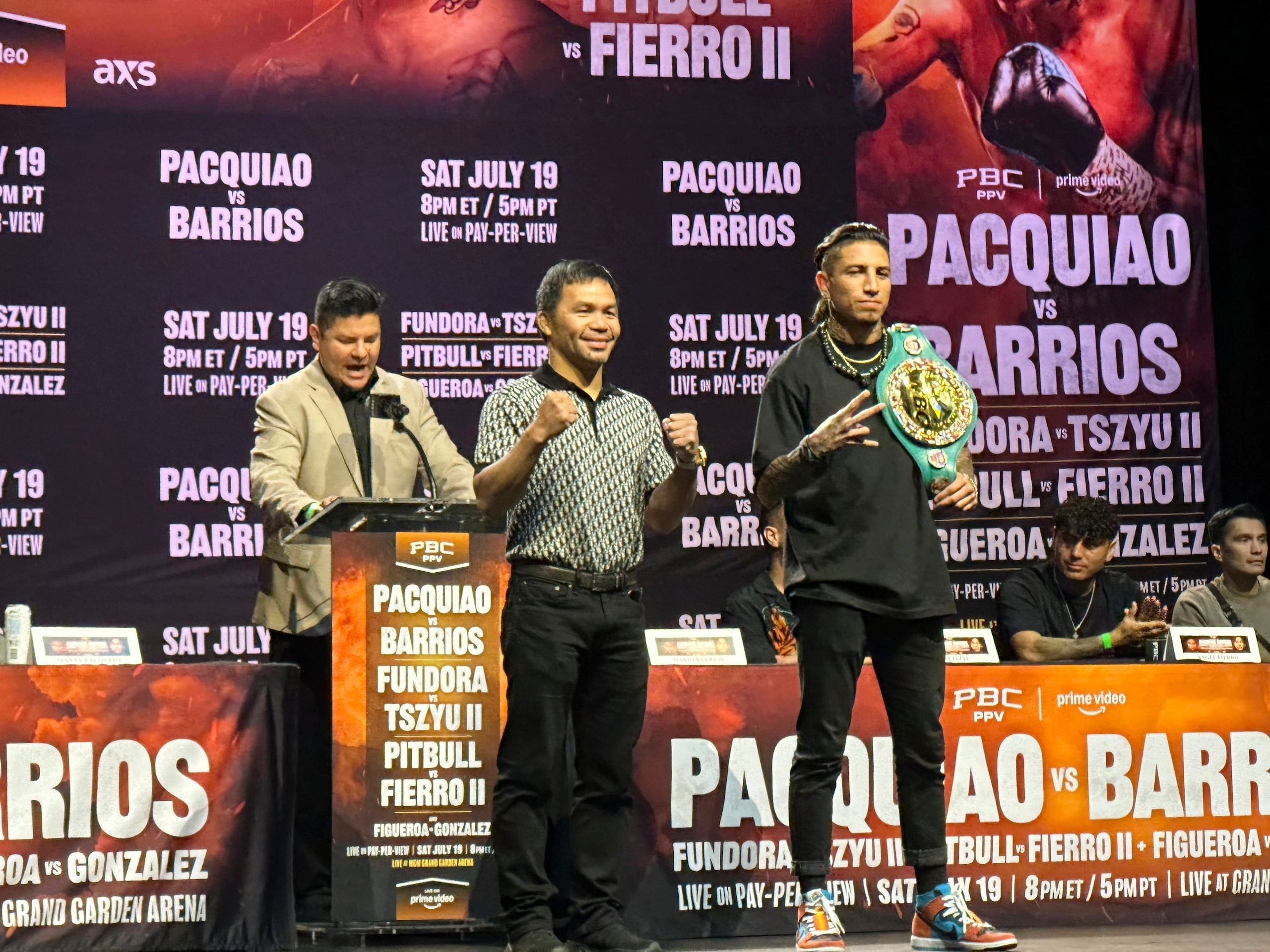 Manny Pacquiao ,al centro, aparece aquí junto al campeón welter del CMB Mario Barrios.