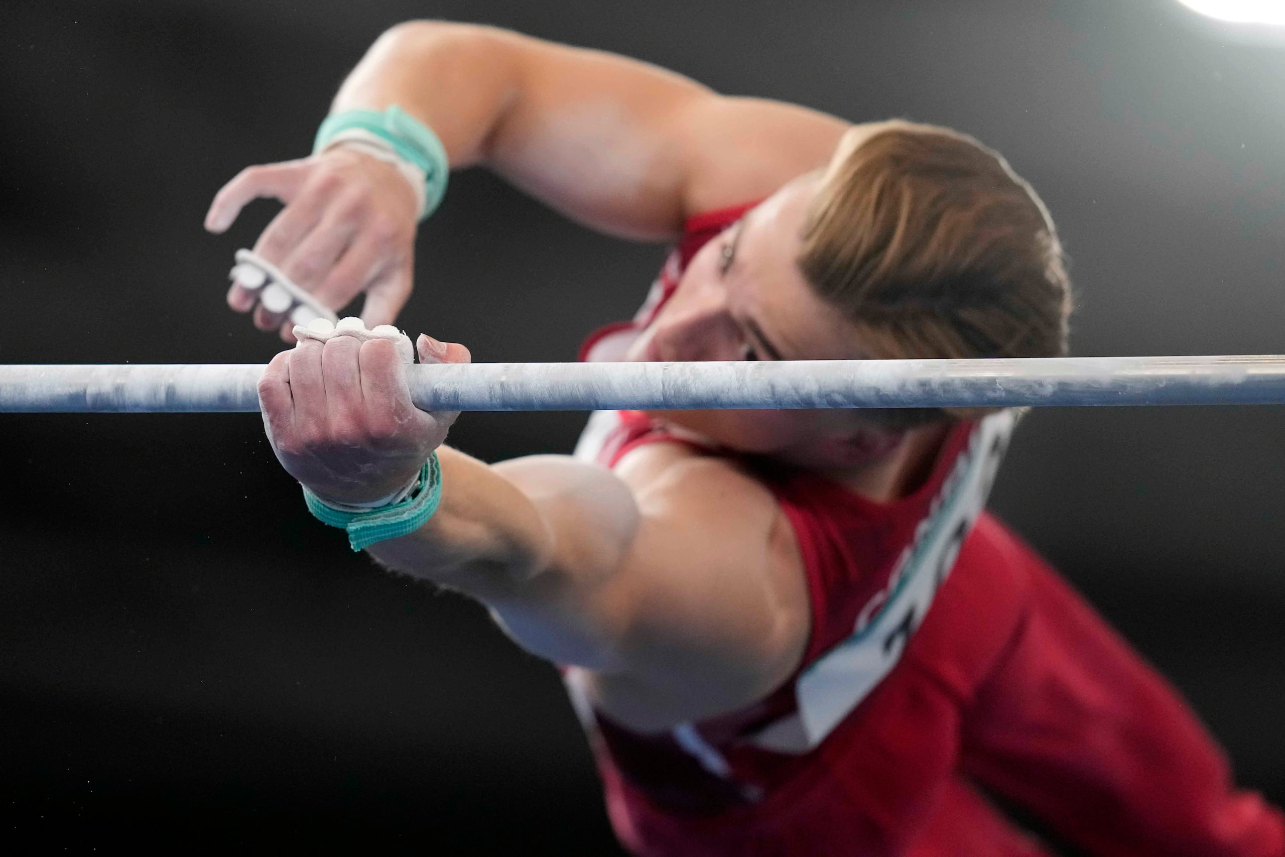 El canadiense Felix Dolci compite en las barras asimétricas durante el concurso individual masculino de la gimnasia artística de los Juegos Panamericanos en Santiago, Chile, el lunes 23 de octubre de 2023. (AP Foto/Martín Mejía)