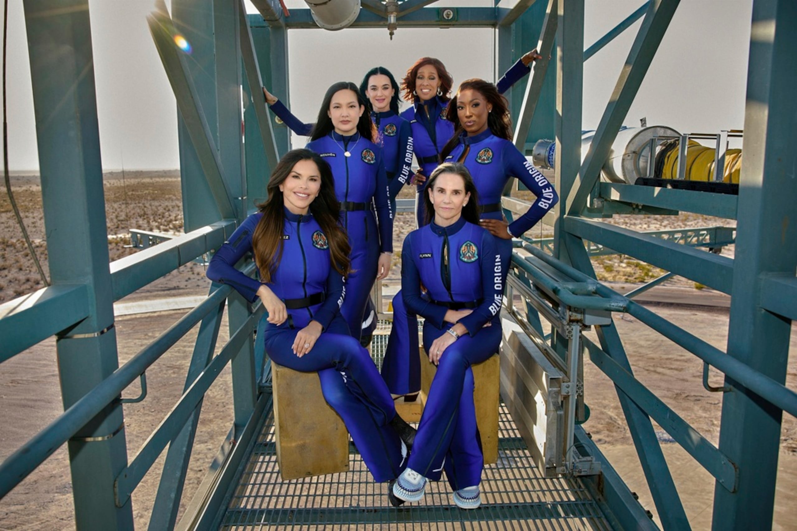 Esta imagen proporcionada por Blue Origin muestra, en la primera fila sentadas, de izquierda a derecha: Lauren Sánchez y Kerianne Flynn; y de pie en la parte trasera, de izquierda a derecha: Amanda Nguyen, Katy Perry, Gayle King y Aisha Bowe en el oeste de Texas.
