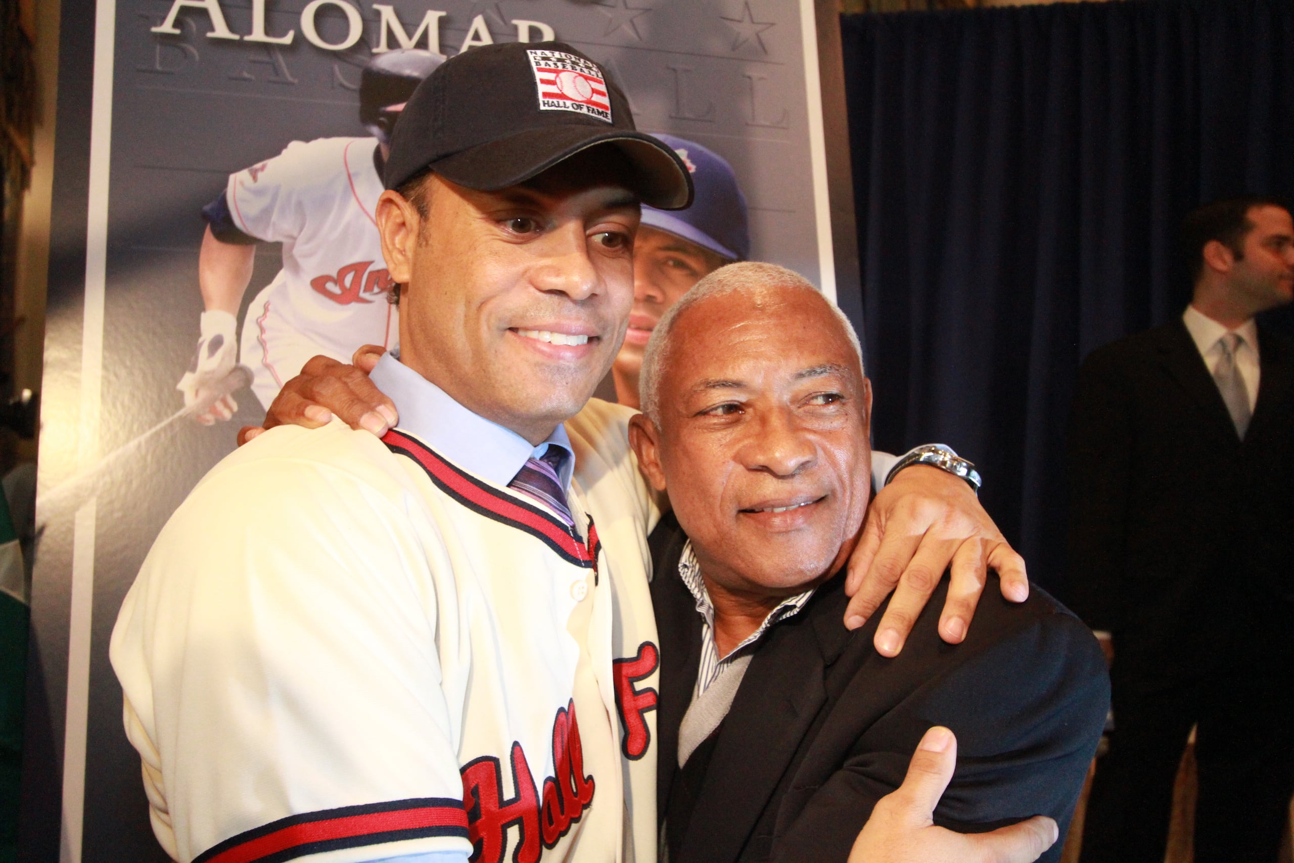 Santos Alomar, padre, junto a su hijo y miembro del Salón de la Fama de Cooperstown, Roberto Alomar.
