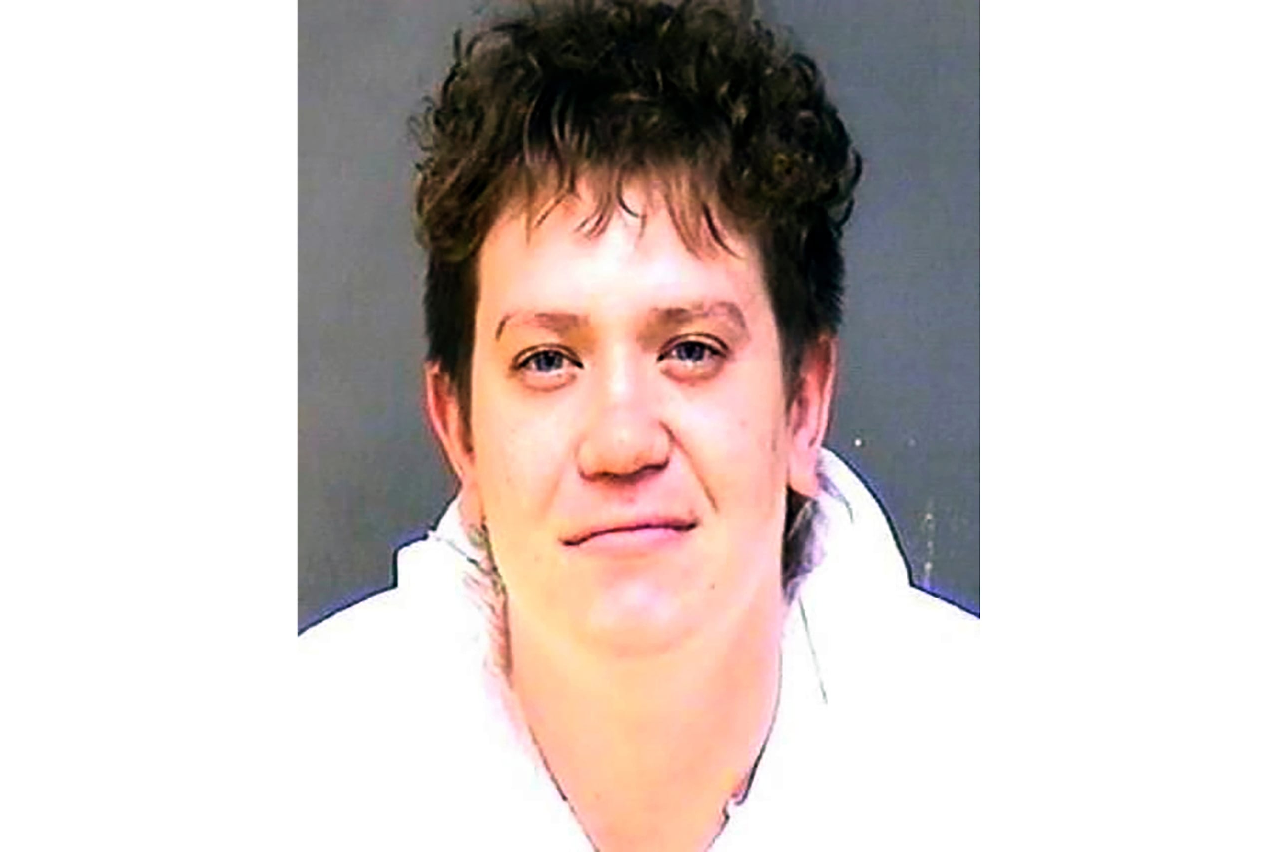 En esta fotografía difundida por el Departamento de Policía del condado de Charles se ve a Dayton James Webber, de 27 años, quien fue arrestado y acusado como fugitivo de la justicia, el lunes 23 de marzo de 2026, en el condado de Albemarle, Virginia. (Departamento de Policía del condado de Charles vía AP)