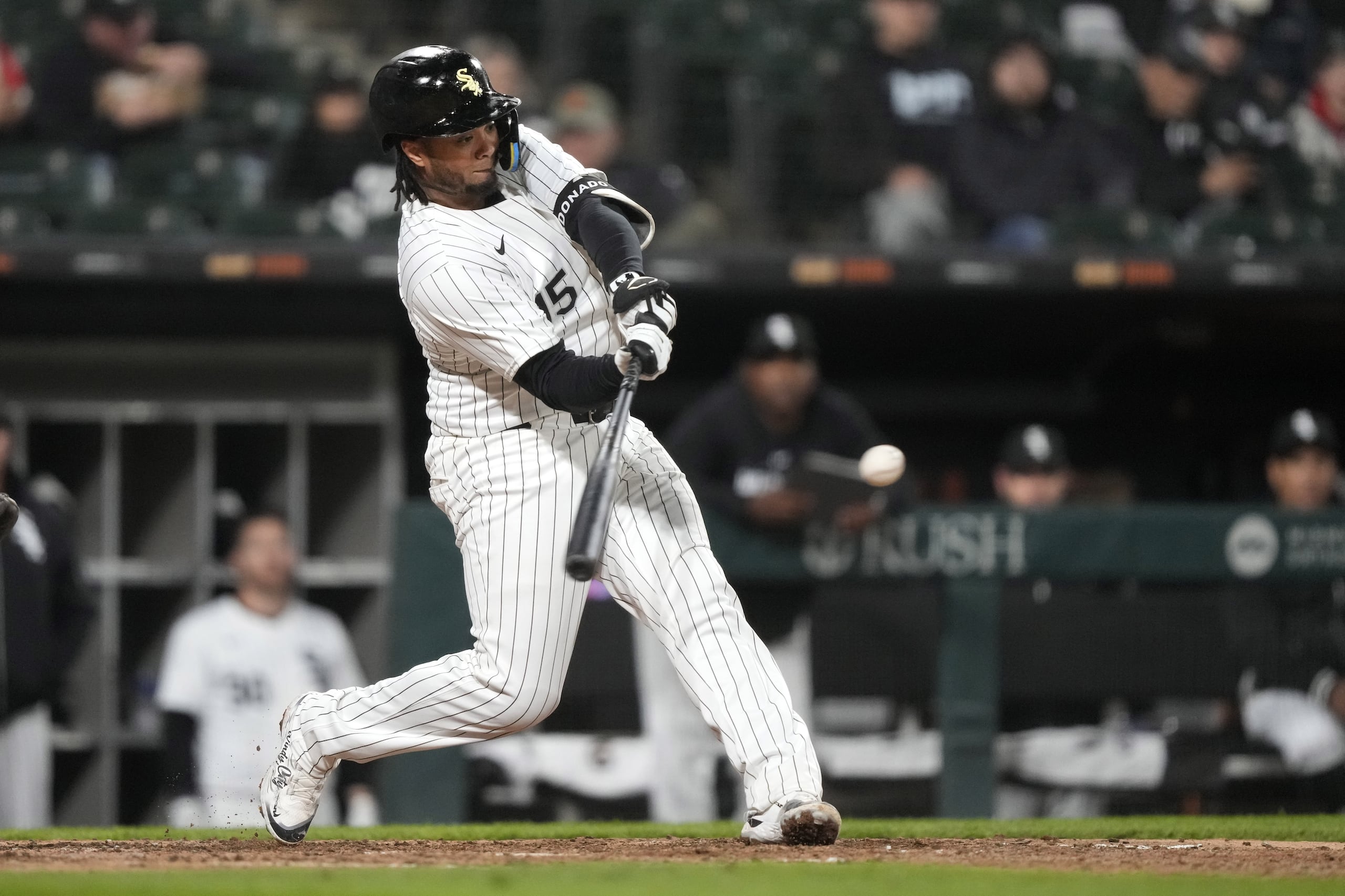 El puertorriqueño de los Medias Blancas de Chicago Martín Maldonado batea un jonrón de tres carreras frente al abridor de los Rays de Tampa Bay Zach Eflin en la sexta entrada del juego del viernes 26 de abril del 2024.