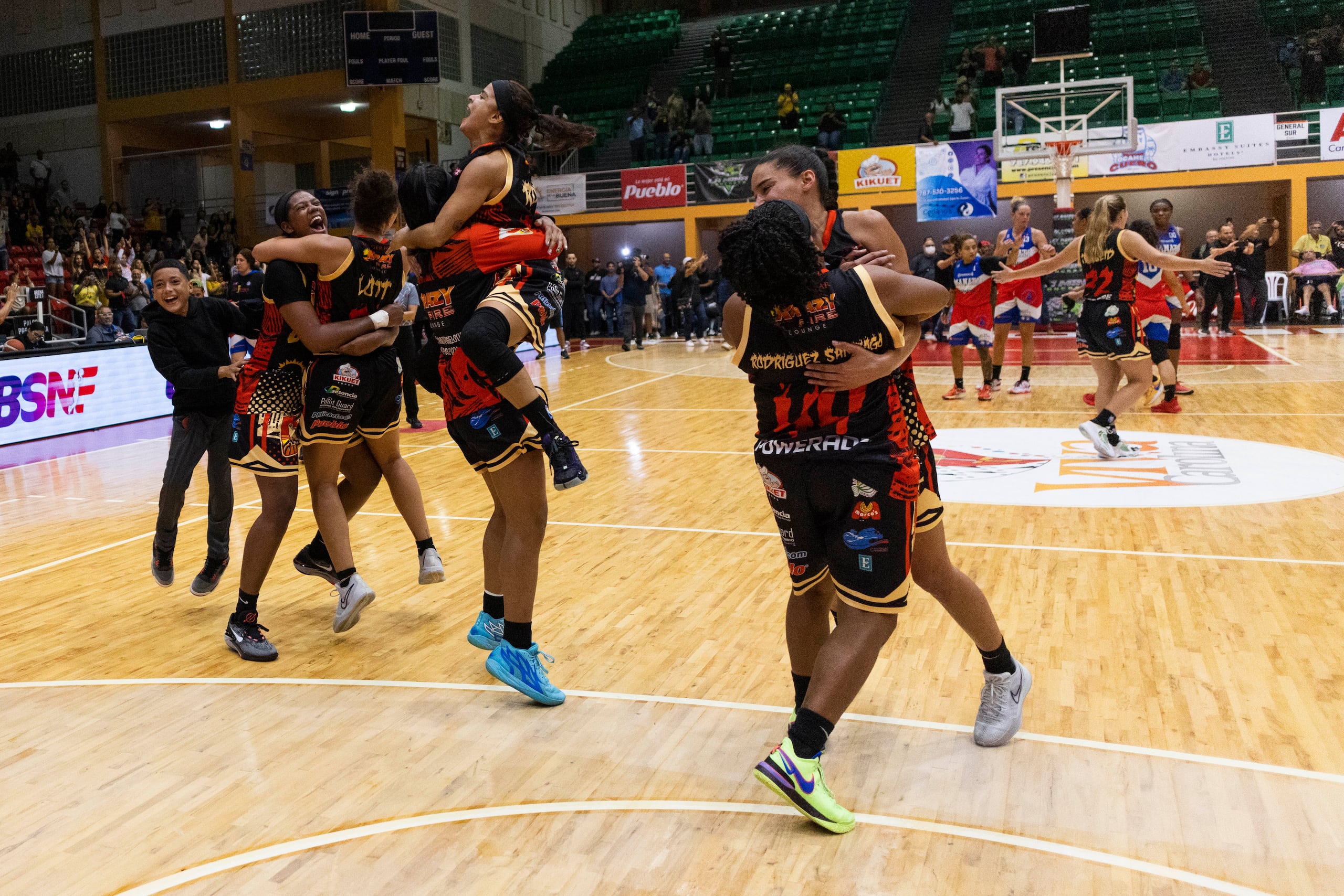 Las jugadoras de las Gigantes de Carolina celebran al culminar el sexto partido de la serie final del BSNF.
