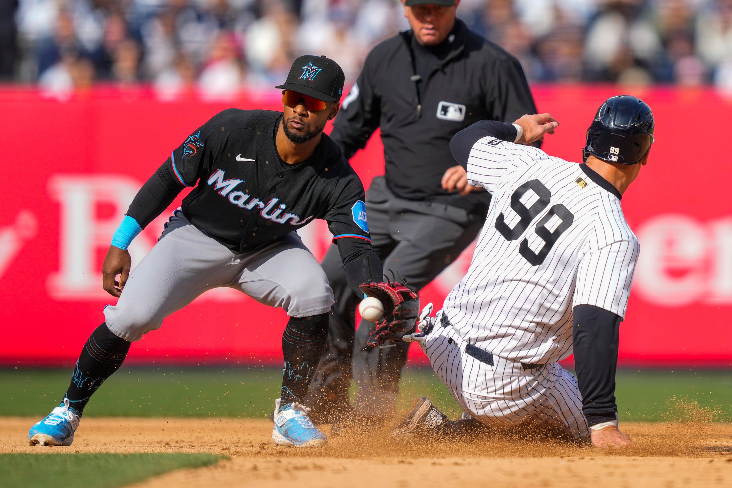 Aaron Judge de los Yankees de Nueva York se roba exitosamente la segunda base en el octavo inning del juego ante los Marlins de Miami el viernes 3 de abril del 2026. (AP Foto/Yuki Iwamura)