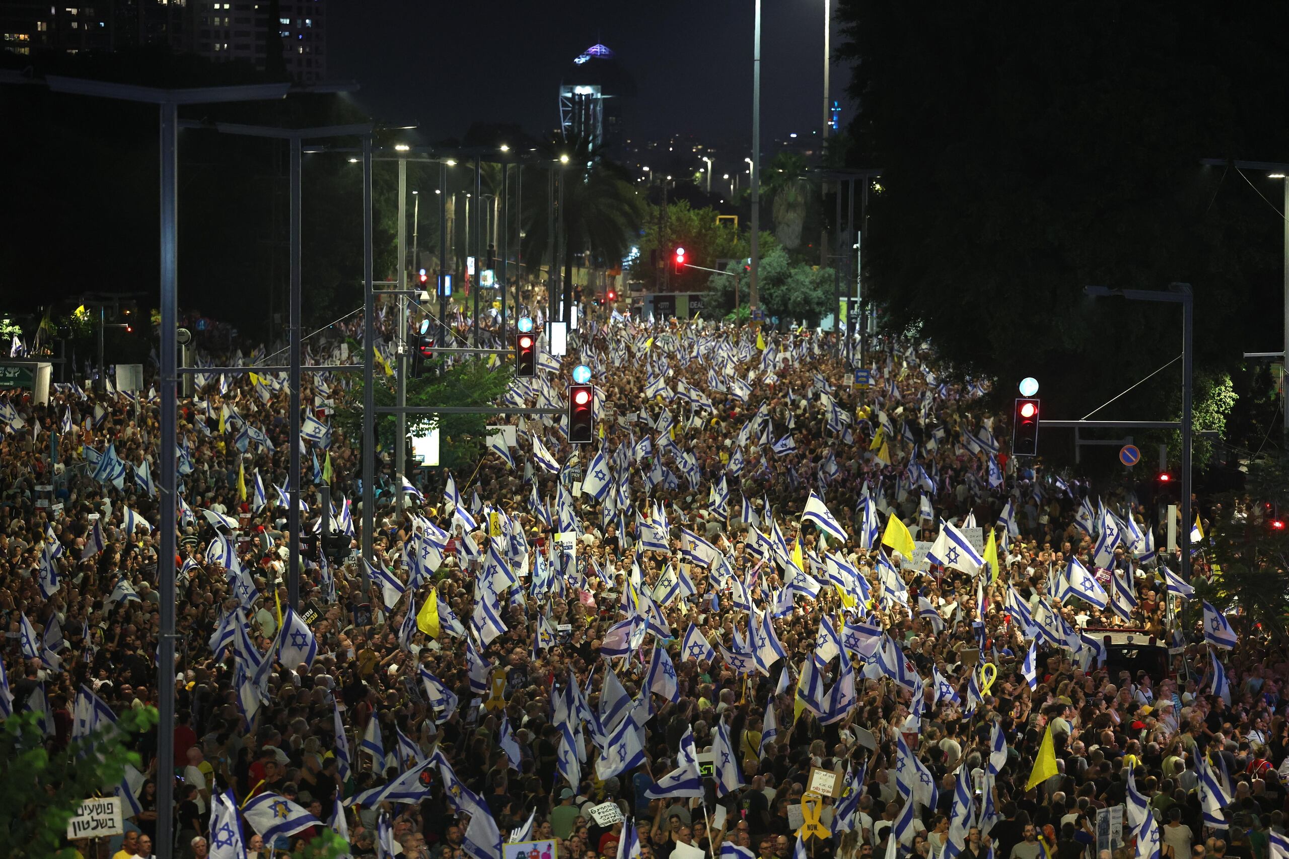 Manifestación en Tel Aviv para exigir la liberación de los rehenes y una tregua con Hamás. (EFE/EPA/ABIR SULTAN)