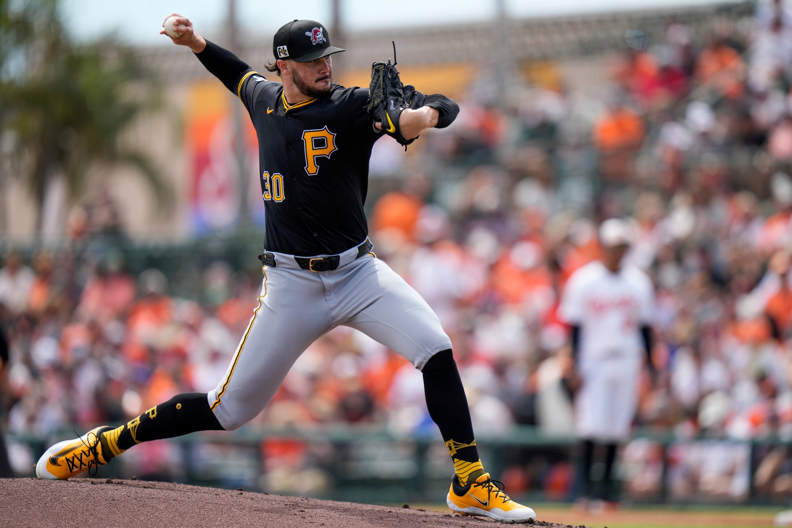 El lanzador de los Pirates de Pittsburgh, Paul Skenes, en el montículo durante los campos primaverales.