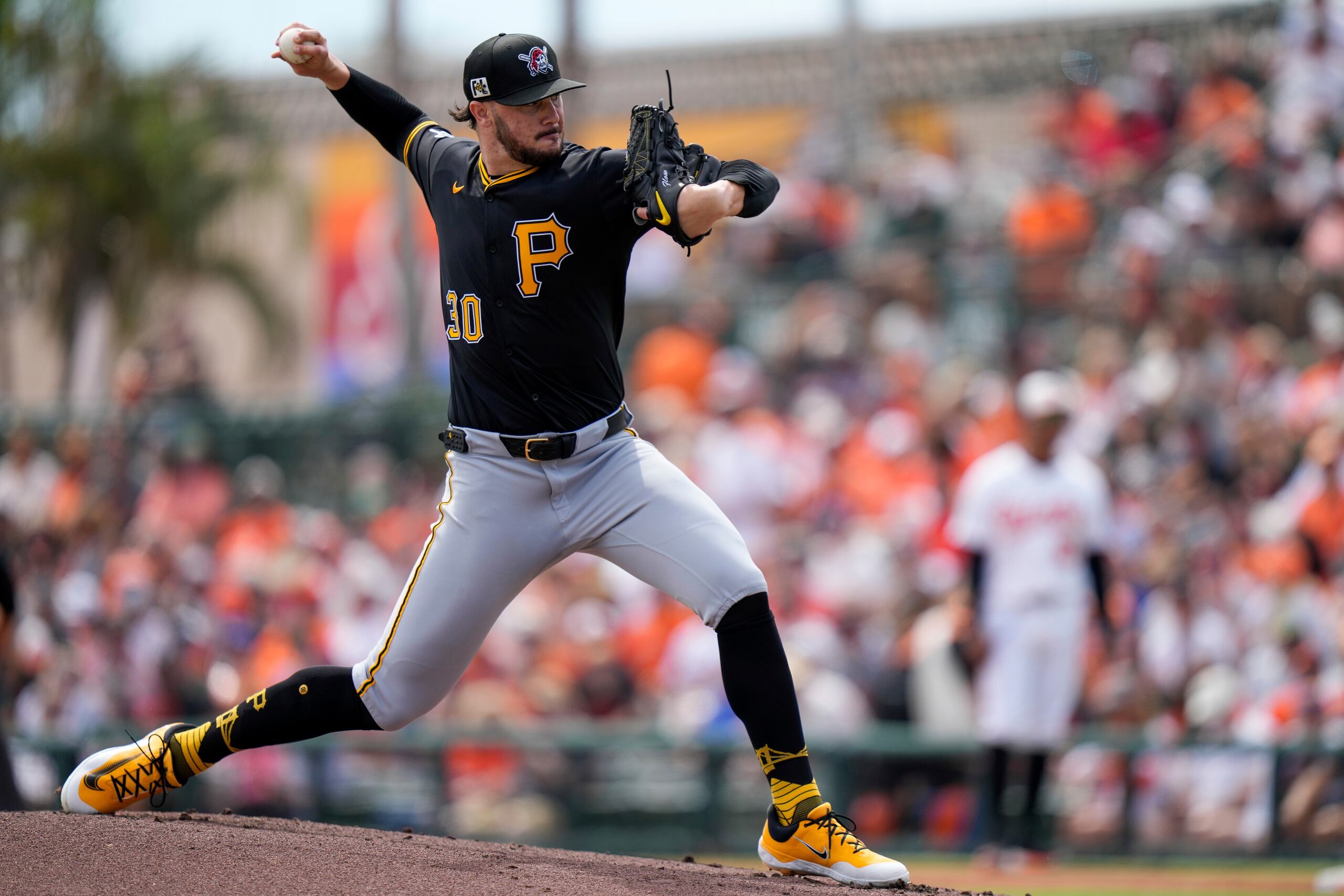 El lanzador de los Pirates de Pittsburgh, Paul Skenes, en el montículo durante los campos primaverales.