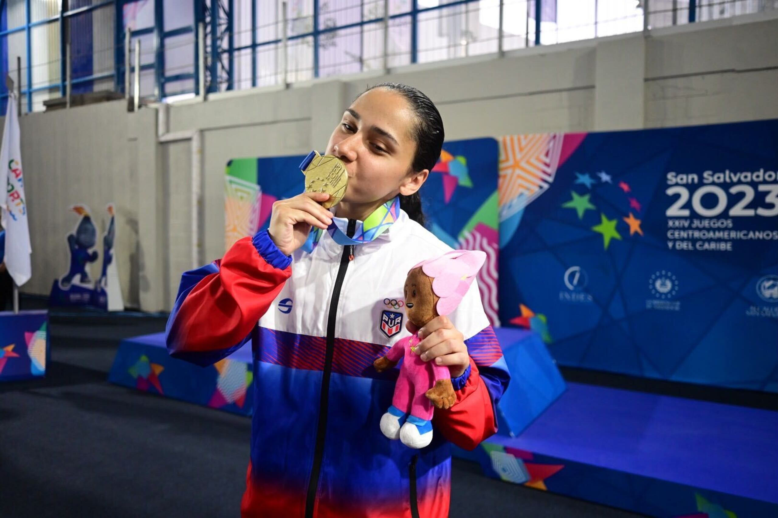 La karateca boricua Janessa Fonseca besa la presa dorada que conquistó en San Salvador.