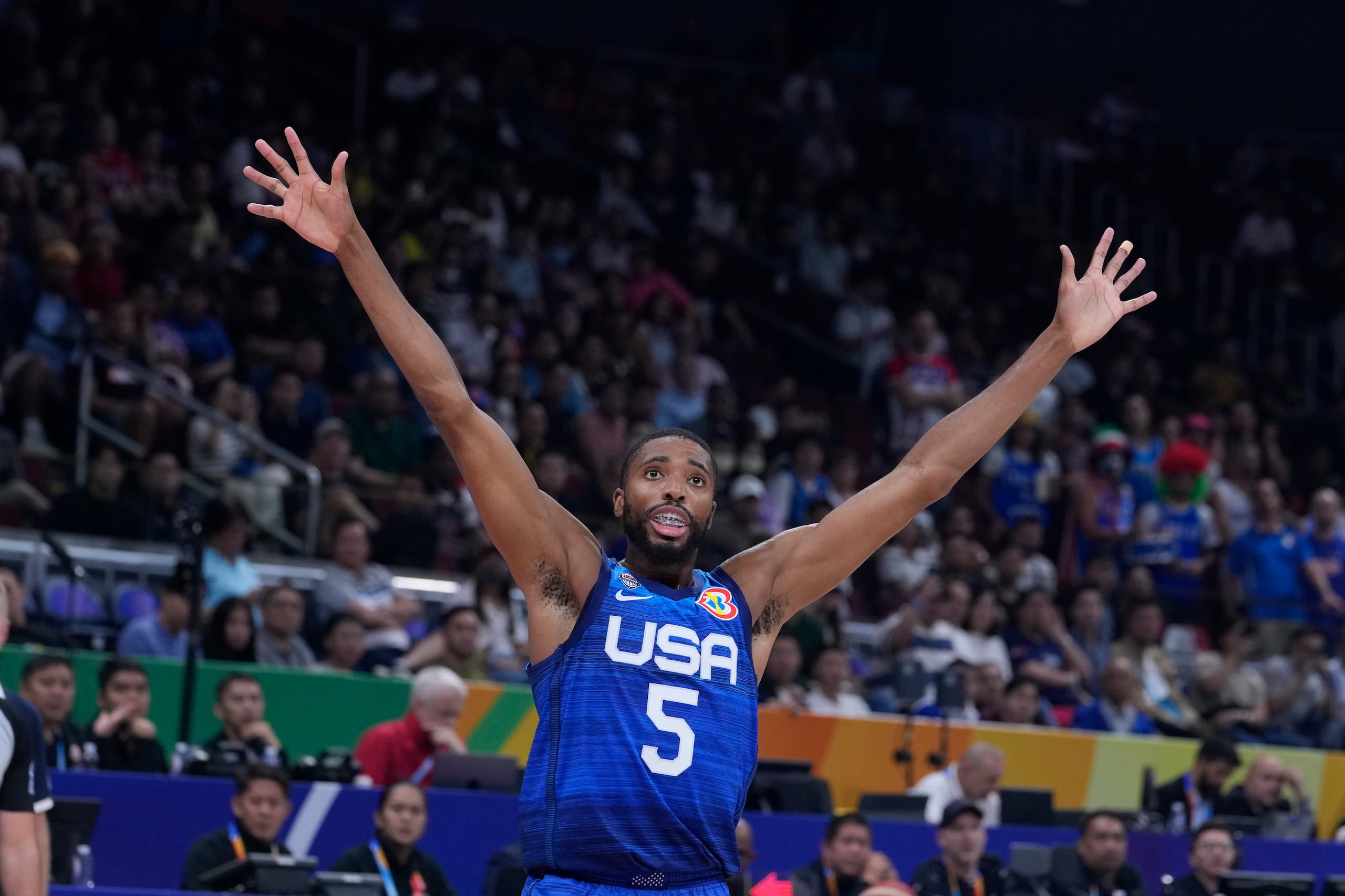 El delantero estadounidense Mikal Bridges celebra durante el partido ante Italia en los cuartos de final del Mundial de baloncesto.