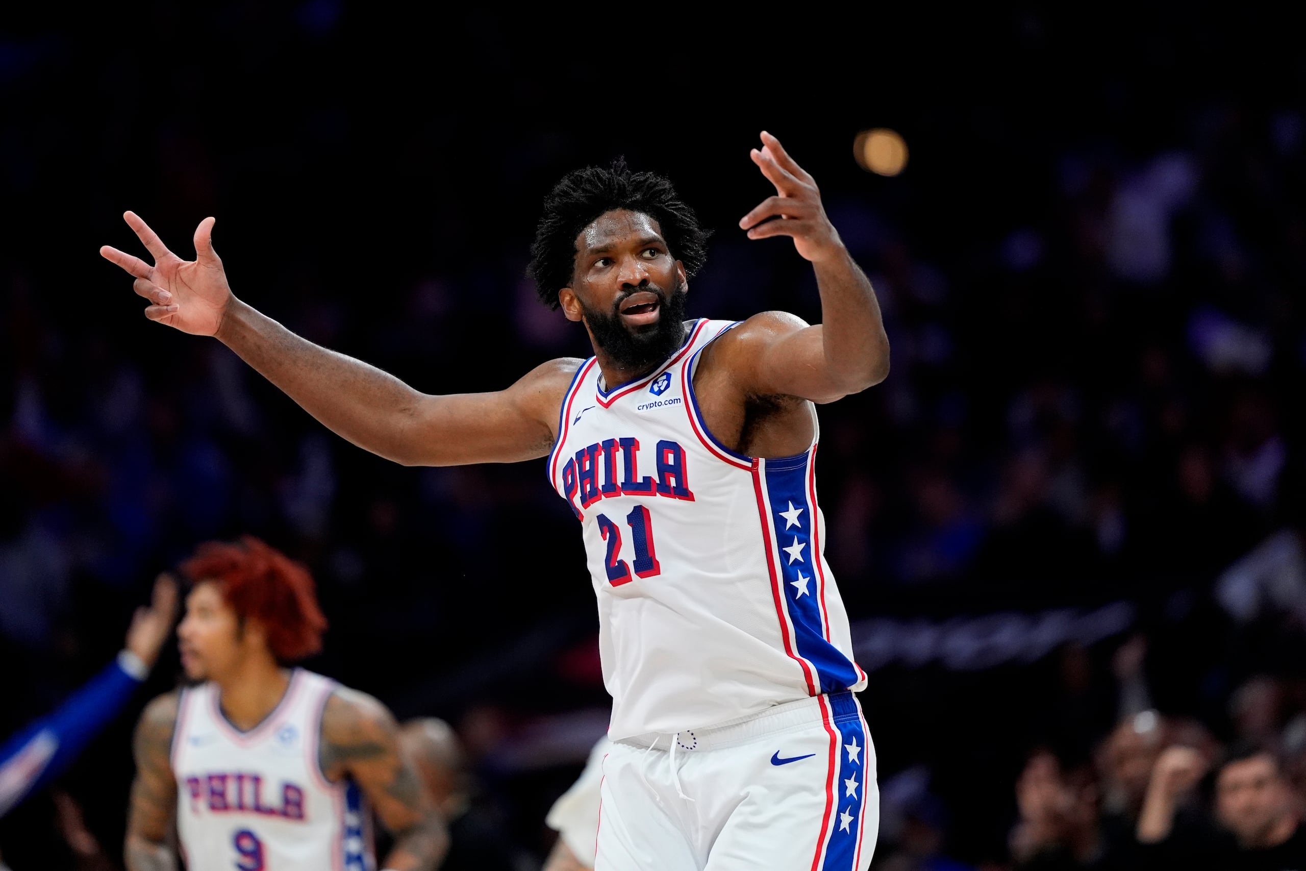 Joel Embiid, de los 76ers de Filadelfia, durante el sexto juego de la primera ronda de los playoffs de la NBA contra los Celtics de Boston.