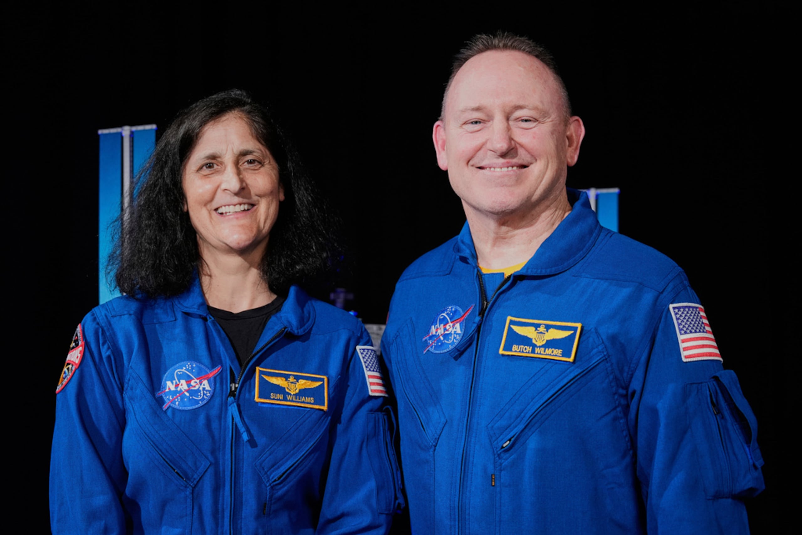 Los astronautas Suni Williams y Butch Wilmore posan para una foto en el Centro Espacial Johnson el 31 de marzo de 2025, en Houston.