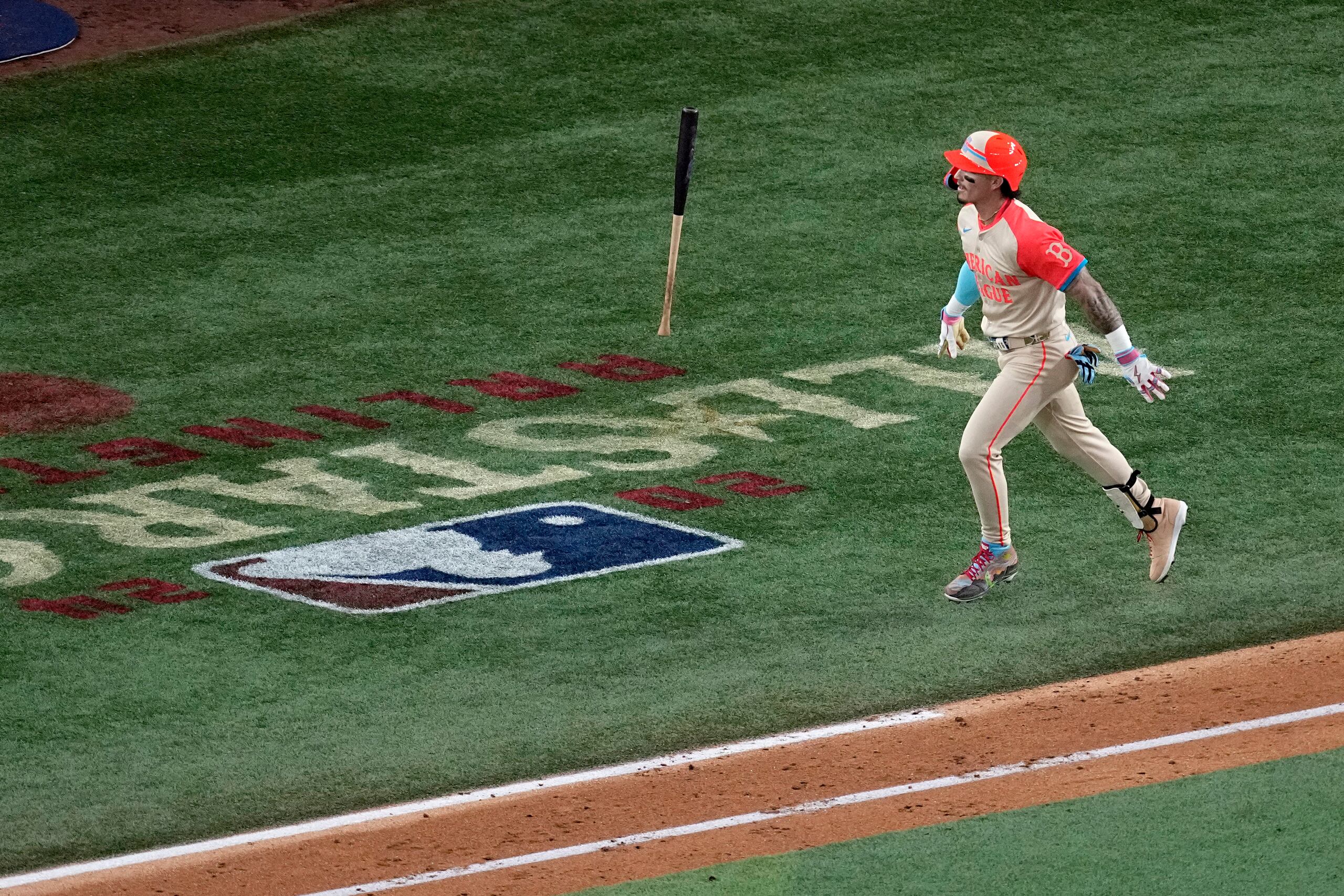 El mexicano Jarren Durán, de la Liga Americana, arroja el bate tras conectar un jonrón de dos carreras en el Juego de Estrellas.
