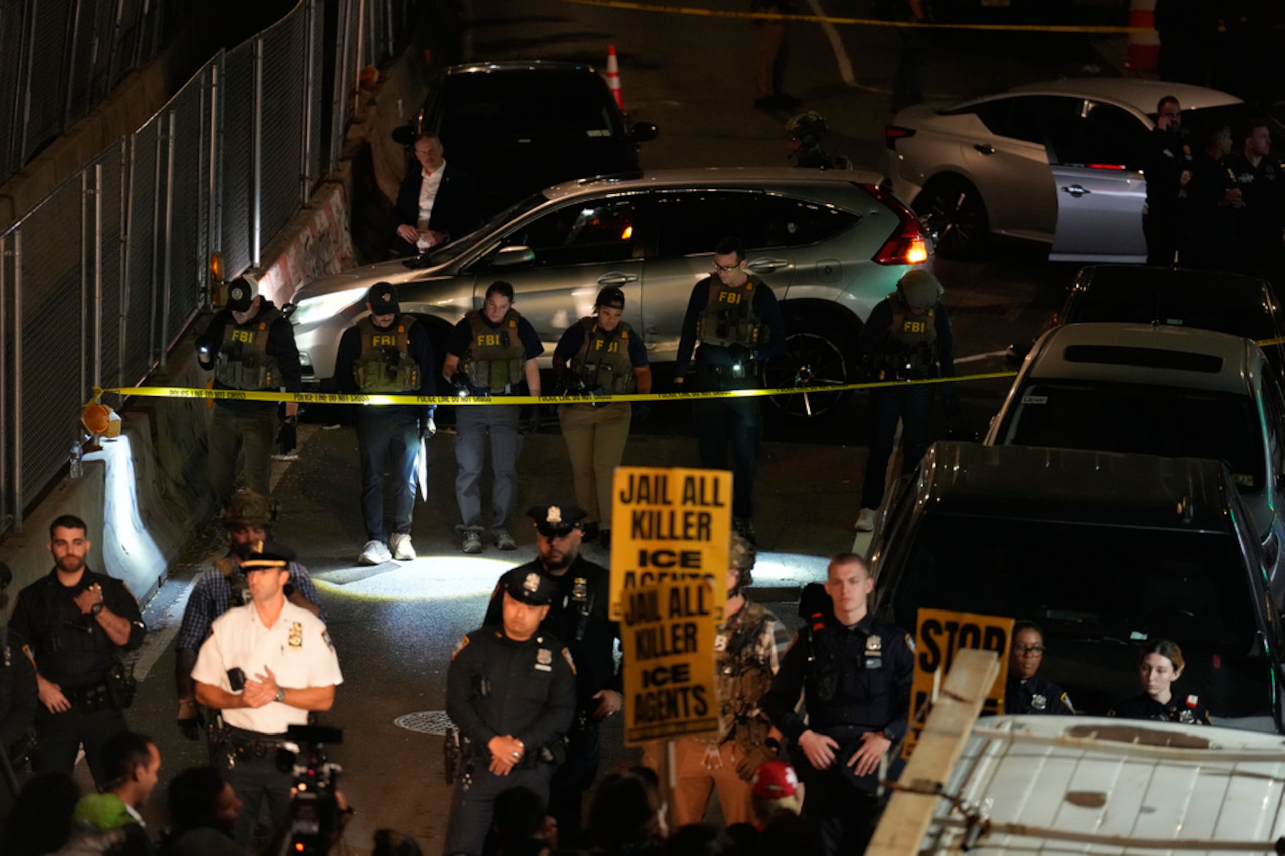 Agentes del FBI forman una línea en la escena del tiroteo el 8 de octubre de 2026, en Nueva York.