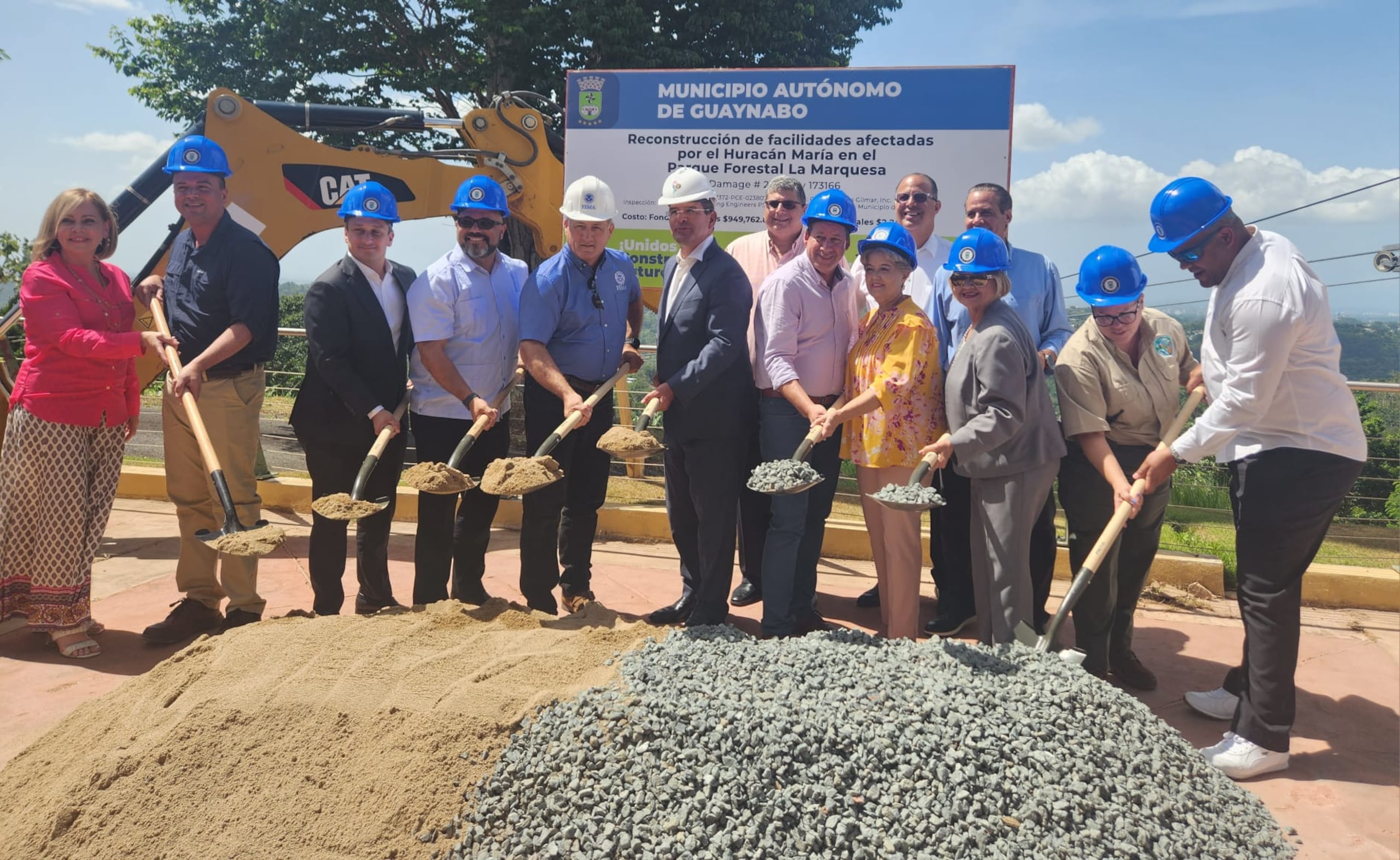 El gobernador Pedro Pierluisi, el alcalde de Guaynabo, Edward O'Neill, así como otros funcionarios ponen la primera piedra del proyecto de reconstrucción de La Marquesa.