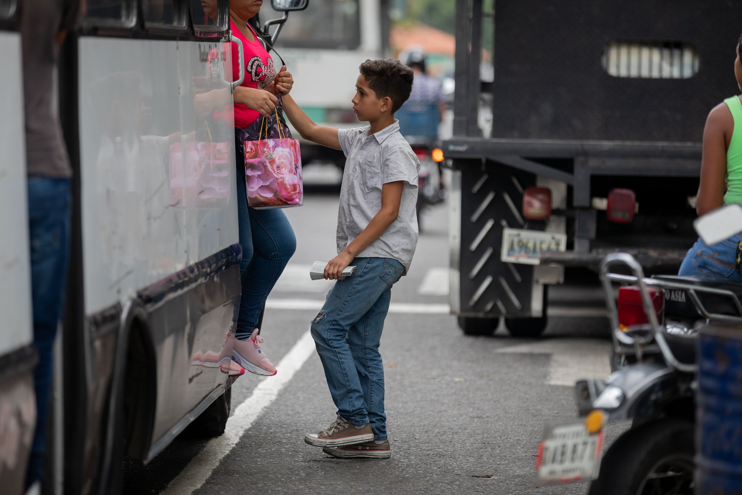 En Guatemala, el trabajo infantil históricamente ha estado vinculado a la siembra de café y azúcar.
En la foto, un niño que trabaja en el cobro de los pasajes. (EFE/ Rayner Peña R./Archivo)
