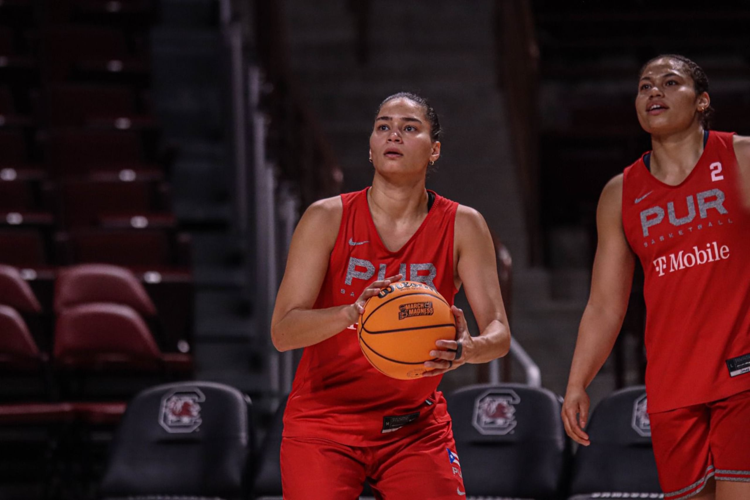 Tayra Meléndez, integrante de la Selección Nacional de baloncesto femenina, se prepara para lanzar un canasto.