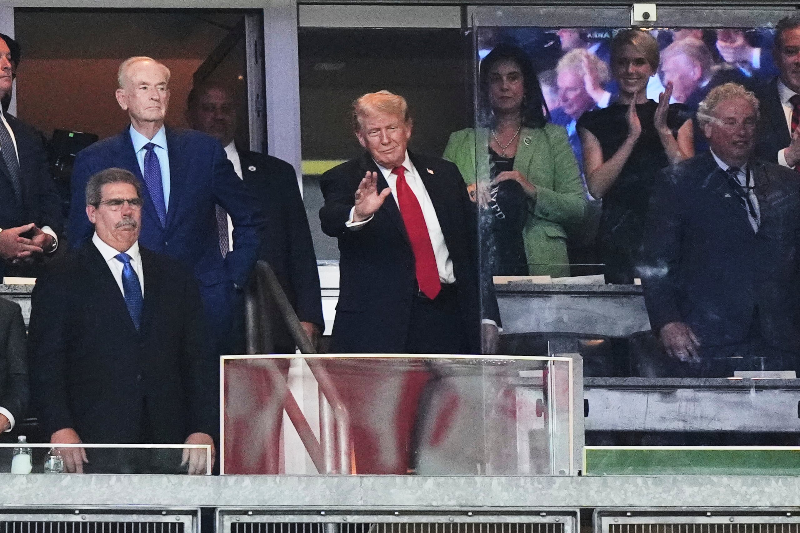 El presidente Donald Trump saluda durante el séptimo inning del juego entre los Yankees de Nueva York y los Tigers de Detroit.