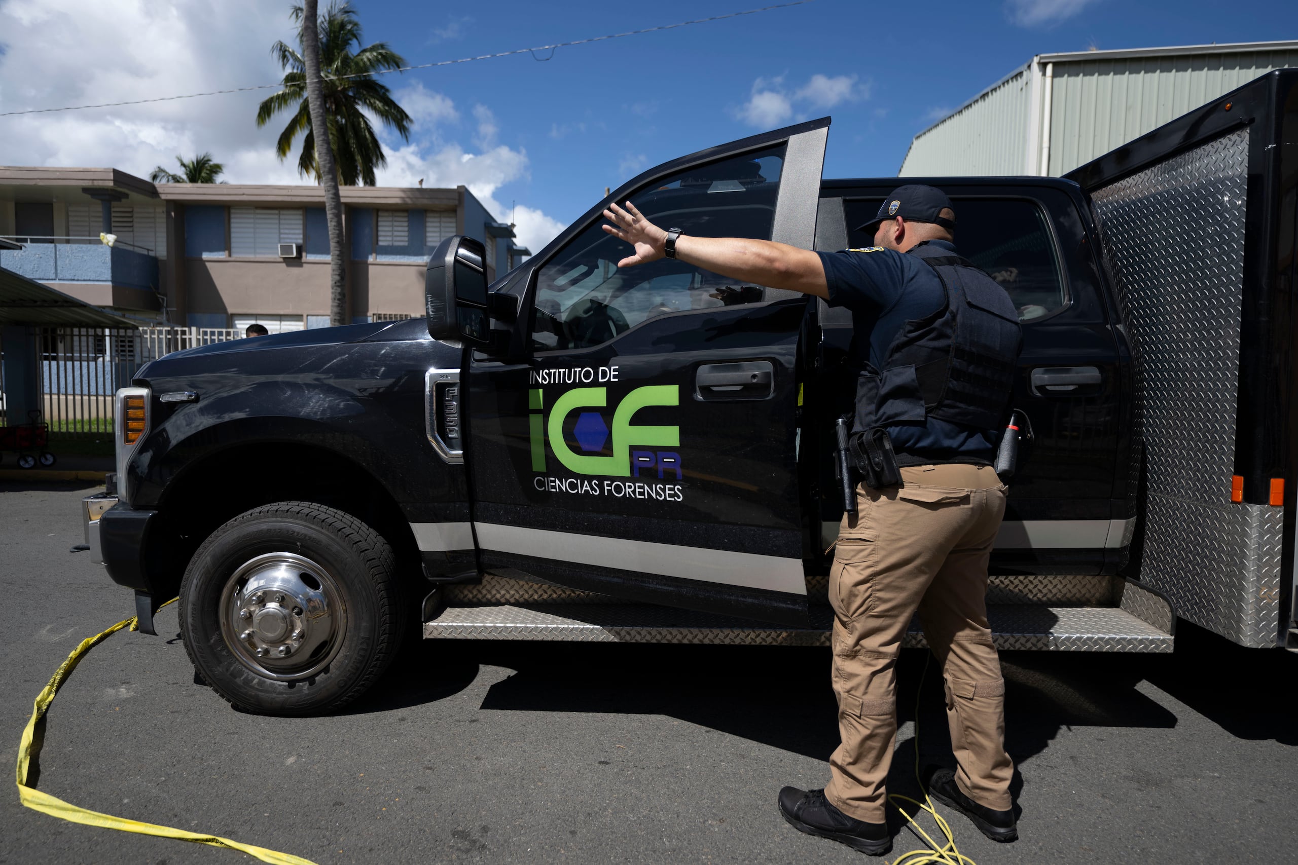 El Instituto de Ciencias Forenses investiga una escena en un residencial público. (Archivo / GFR Media)