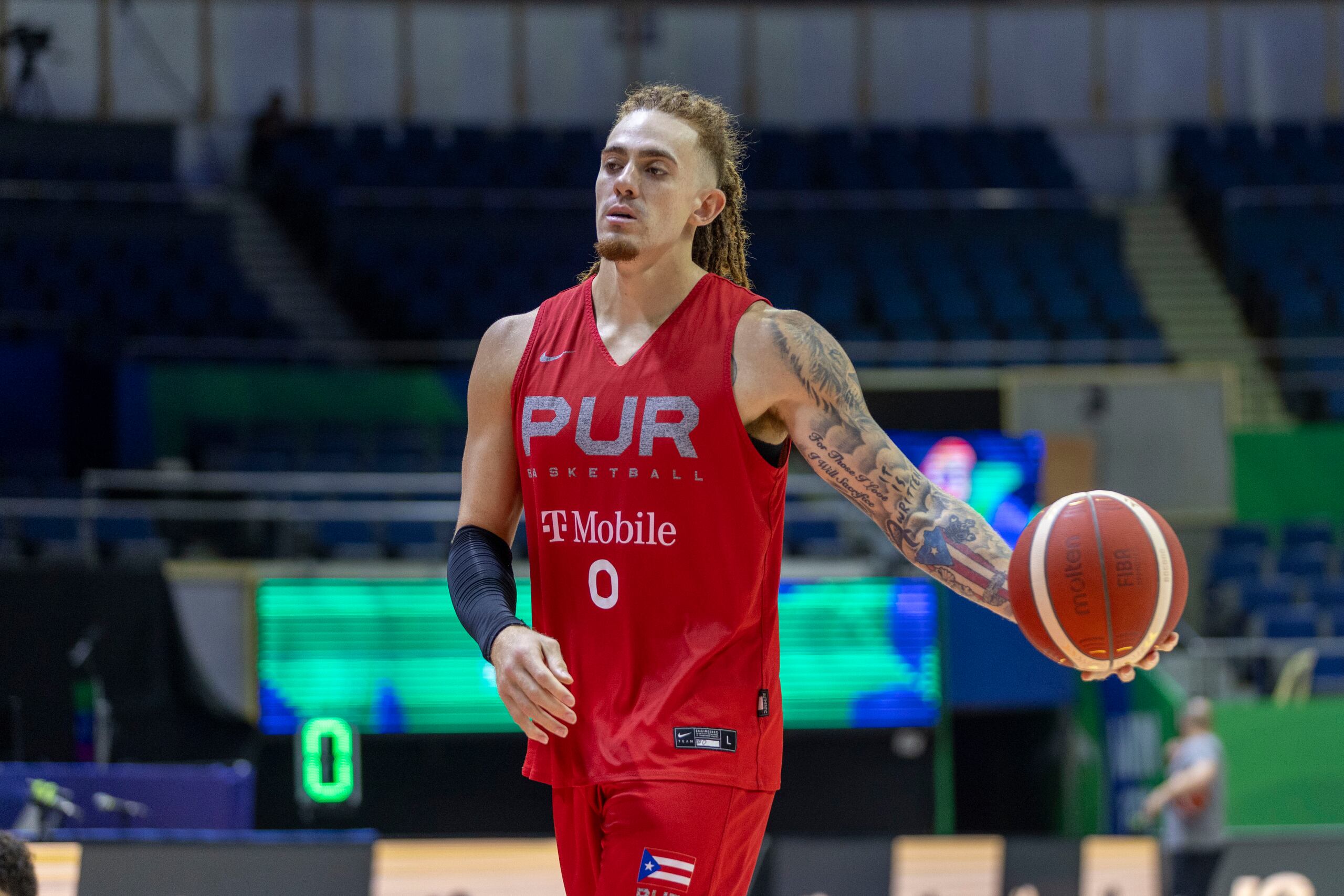 Además de un mapa de Puerto Rico pintado con los colores de la bandera, Isaiah Piñeiro tiene tatuado una garita del Castillo San Felipe del Morro, un símbolo taíno y una flor de maga.