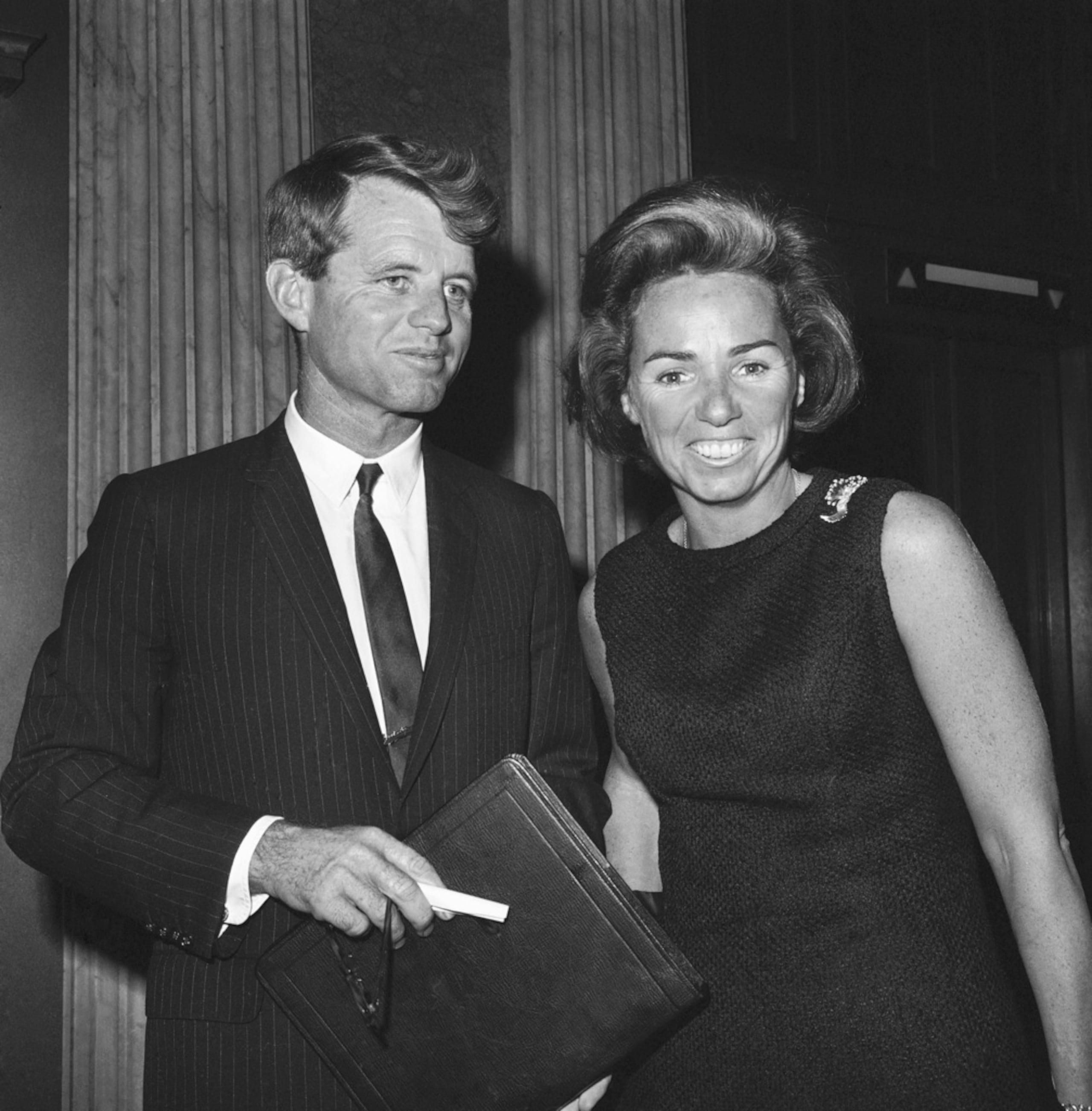 El senador Robert Kennedy posa con su esposa Ethel fuera de la Cámara del Senado el 13 de octubre de 1965 en Washington.