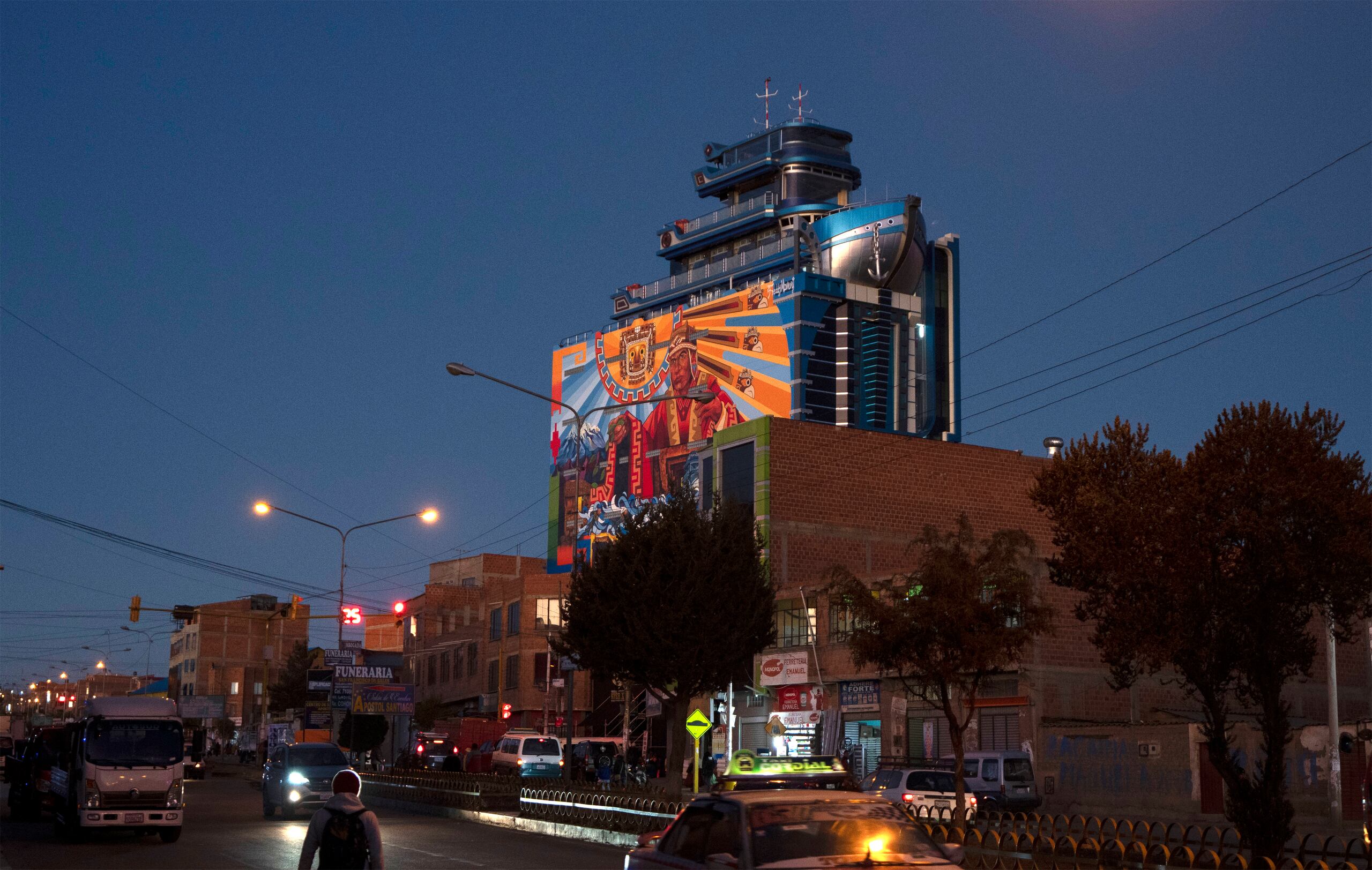 Los cuatro pisos del barco serán un restaurante con un hermoso mirador sobre la ciudad y los nevados en el barrio más comercial de El Alto.