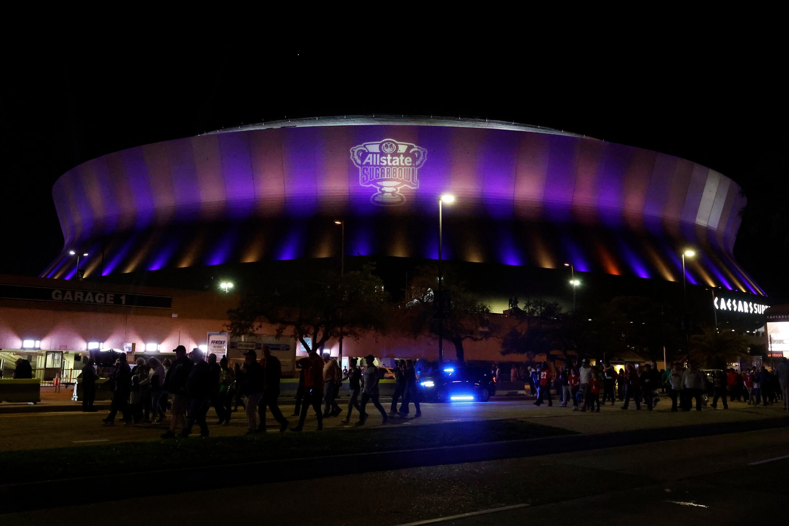 Los espectadores salen del Superdome luego del Sugar Bowl, el jueves 2 de enero de 2025, en Nueva Orleáns (AP Foto/Butch Dill)