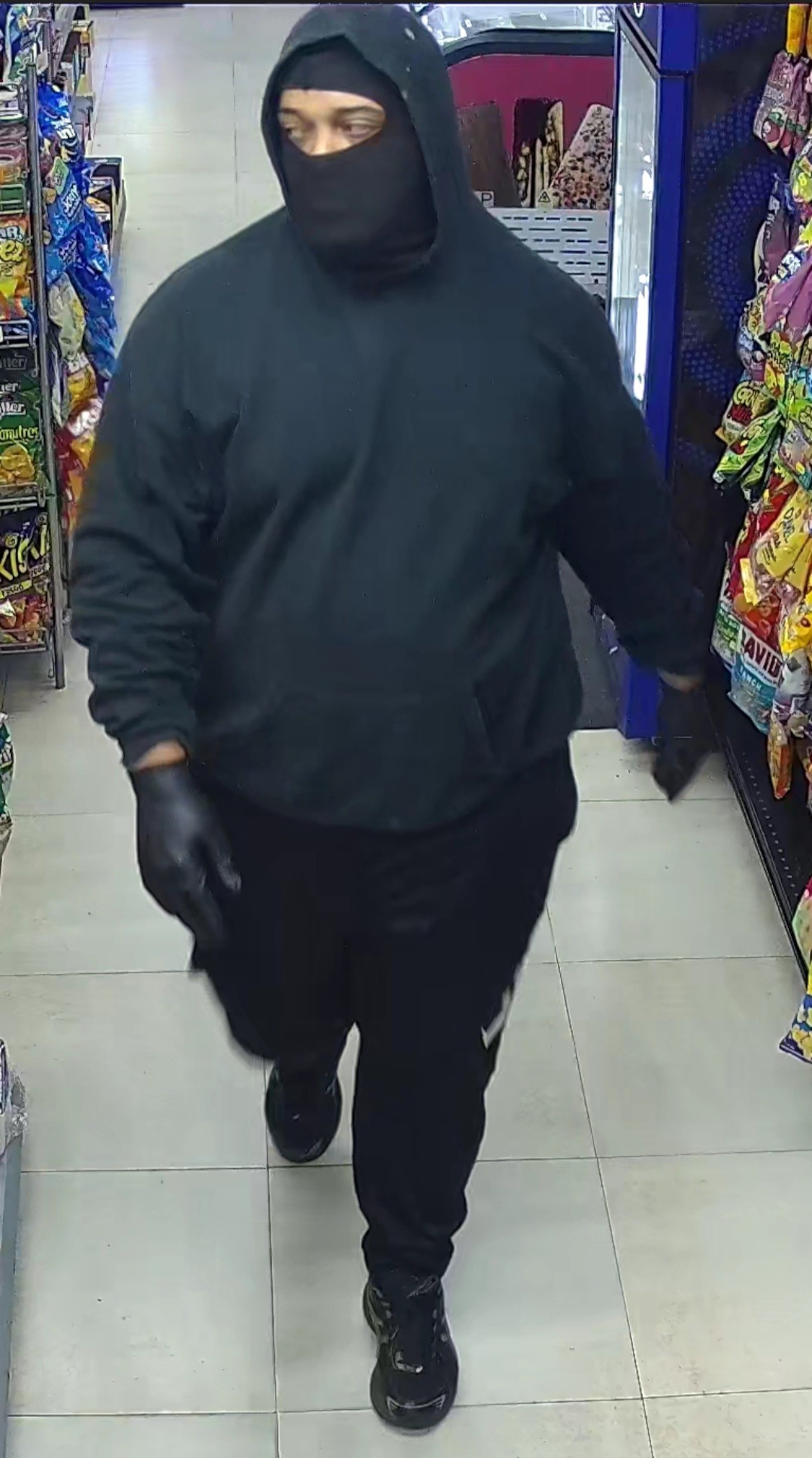 El CIC de San Juan busca a los presuntos sospechosos de cometer un asalto el 15 de mayo en la gasolinera Sunoco, ubicada en la calle Quisqueya, en Hato Rey.