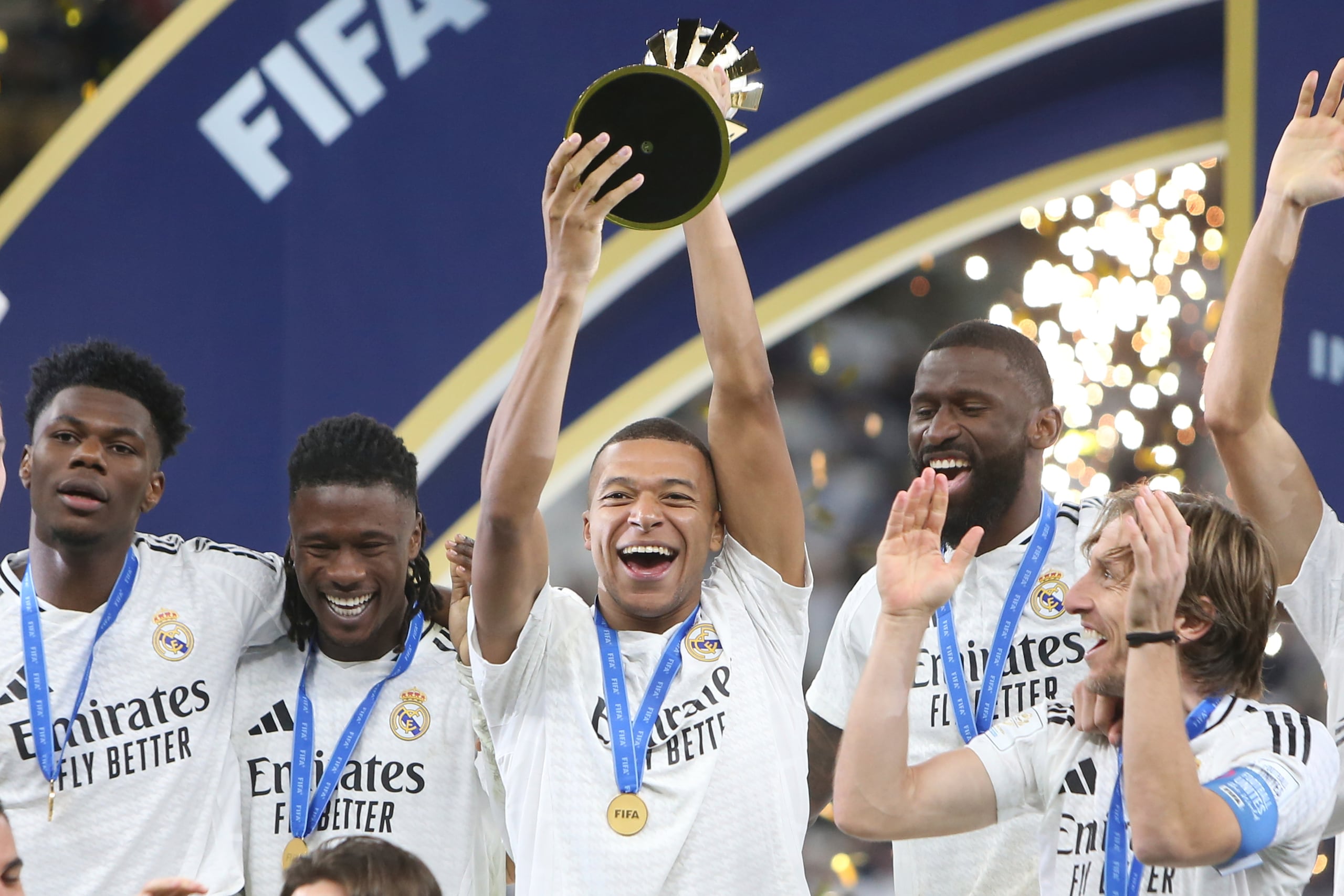 Kylian Mbappé, del Real Madrid, levanta el trofeo tras ganar la final de la Copa Intercontinental contra el Pachuca en el Estadio Lusail, de Catar.