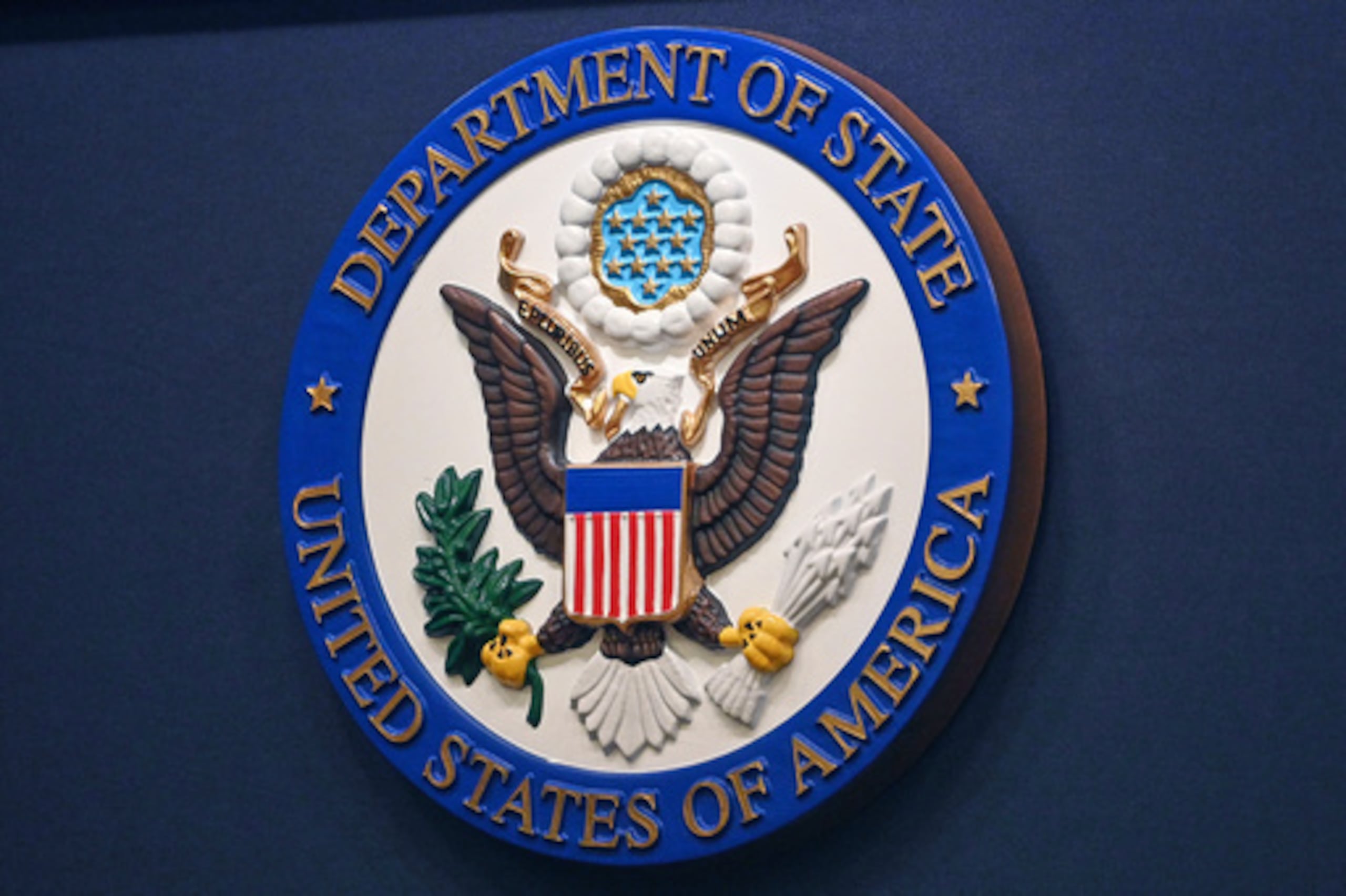 ARCHIVO - El escudo del Departamento de Estado se ve en el atril de la sala de prensa del Departamento de Estado en Washington, el 31 de enero de 2022. (Mandel Ngan, Pool vía AP, archivo)