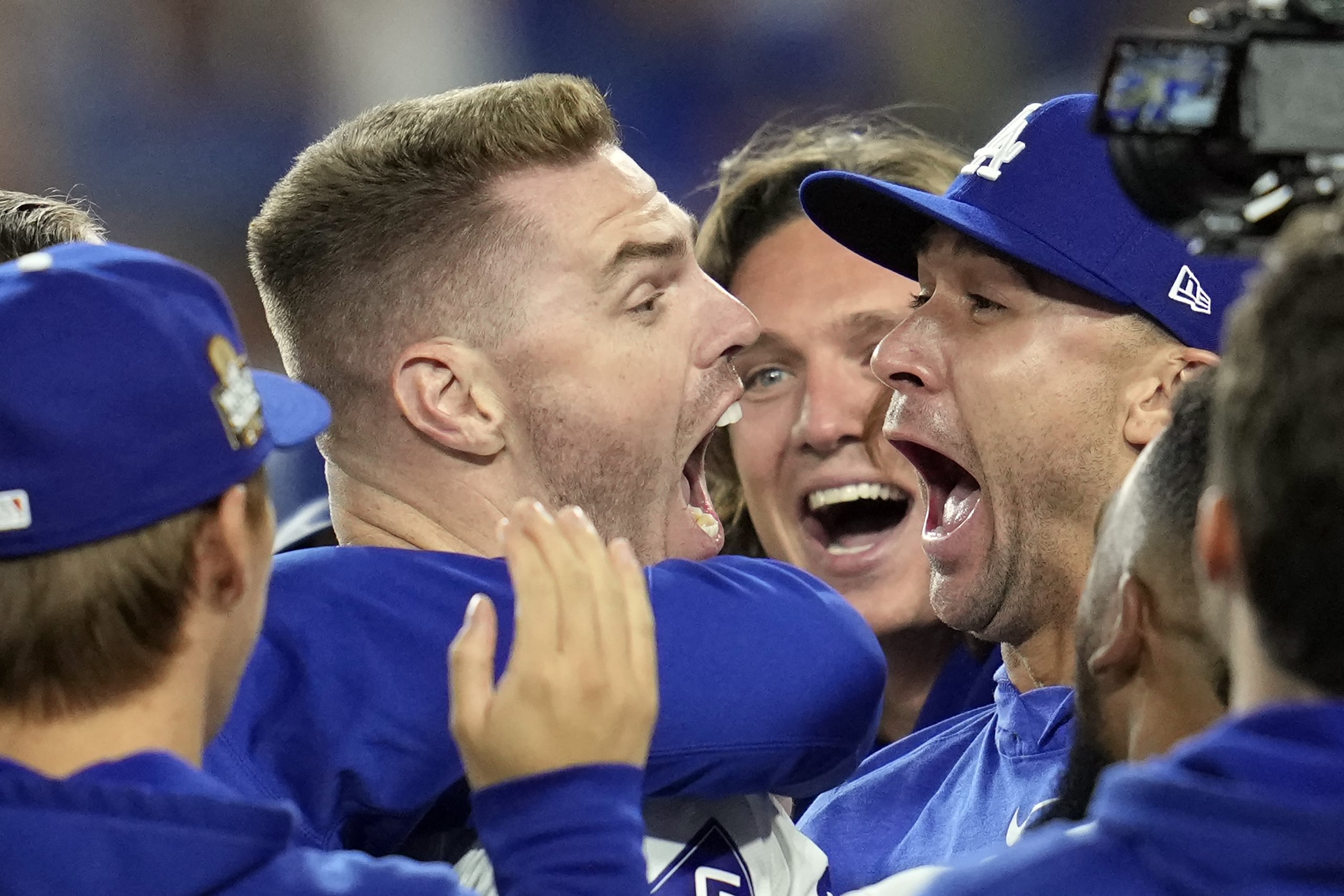 Freddie Freeman celebra su cuadrangular con las bases llenas para la victoria de los Dodgers contra los Yankees en entradas extra en el primer juego de la Serie Mundial.