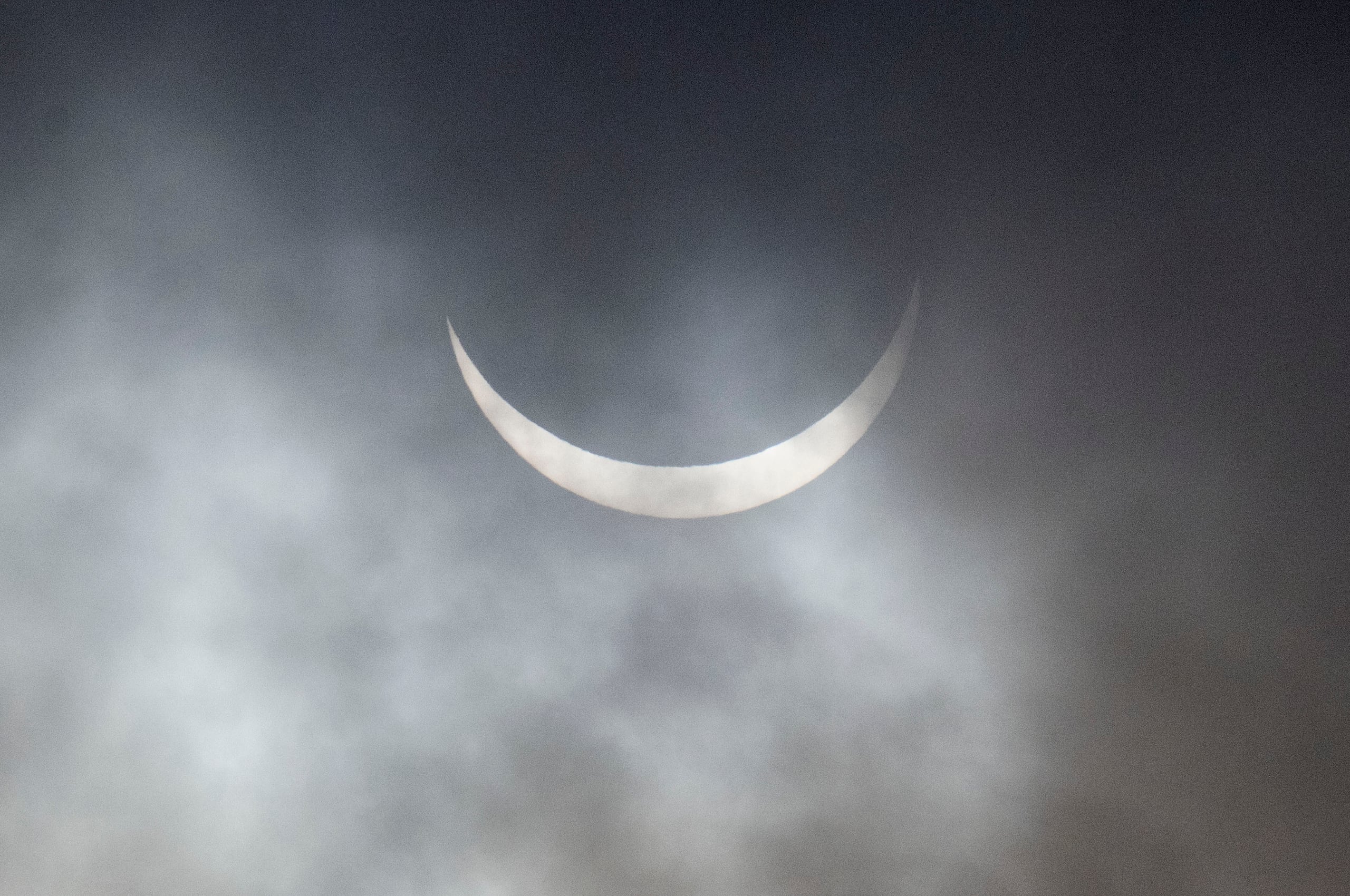 Un eclipse solar ocurre cuando la Luna se alinea entre la Tierra y el Sol, proyectando una sombra que bloquea parcial o totalmente la luz.
